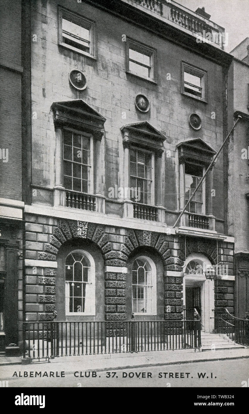 Außenansicht des Albermarle Verein bei Ely House, 37 Dover Street, London, im Jahr 1874 sowohl für Männer als auch für Frauen geöffnet, eine bisher nicht gekannte Veranstaltung. Weltweit bekannt für das Event, wo sich der Marquis von Queensbury an die Tür gehämmert gefordert, um zu sehen, Oscar Wilde. Datum: ca. 1920 s Stockfoto