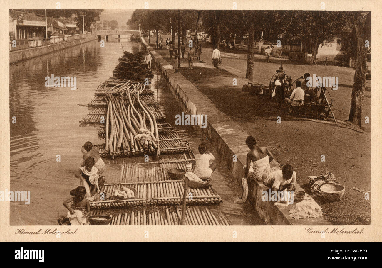 Die molenvliet Canal, teilt die Jalan Gajah Mada und Jalan Hayam Wuruk ursprünglich von Chinesischen Kapitän Phoa atau Phoa Bing Beng Gam Gam, zweite chinesische Kapitän nach Souw Beng Kon. Zu dieser Zeit wurde der Kanal, die Holz aus den südlichen Teil von Batavia, der die Mauern der Stadt von Batavia Datum zu transportieren: ca. 1920 s Stockfoto
