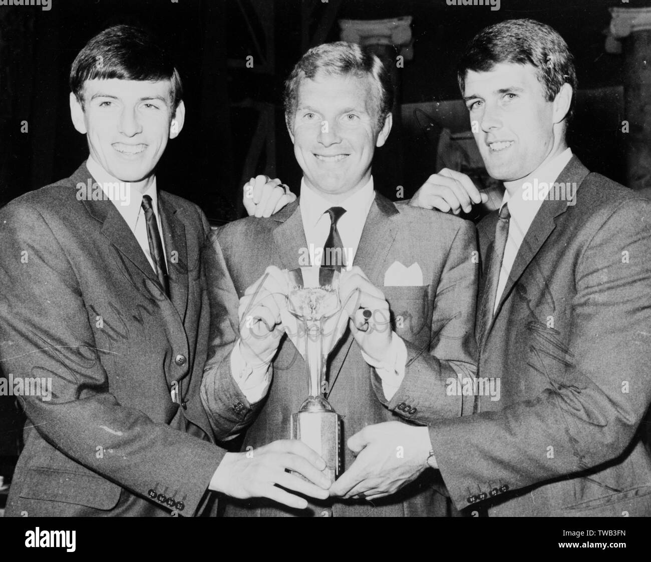 England World Cup Gewinner, West Ham Spieler, Martin Peters, Bobby Moore und Geoff Hurst, mit dem Jules Rimet Trophäe. Datum: 1966 Stockfoto