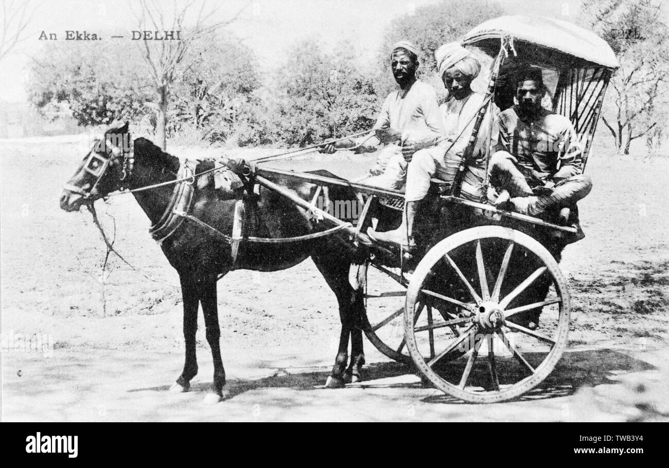 Fahrer und zwei Passagiere in einem Ekka, Delhi, Indien Stockfoto