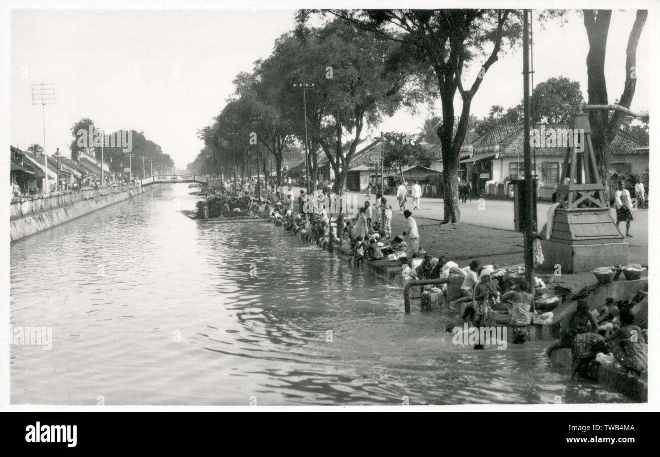 Die molenvliet Canal, teilt die Jalan Gajah Mada und Jalan Hayam Wuruk ursprünglich von Chinesischen Kapitän Phoa atau Phoa Bing Beng Gam Gam, zweite chinesische Kapitän nach Souw Beng Kon. Zu dieser Zeit wurde der Kanal, die Holz aus den südlichen Teil von Batavia, der die Mauern der Stadt von Batavia zu transportieren. Dieses Bild zeigt den Kanal für die Wäsche verwendet werden. Datum: ca. 1930 s Stockfoto