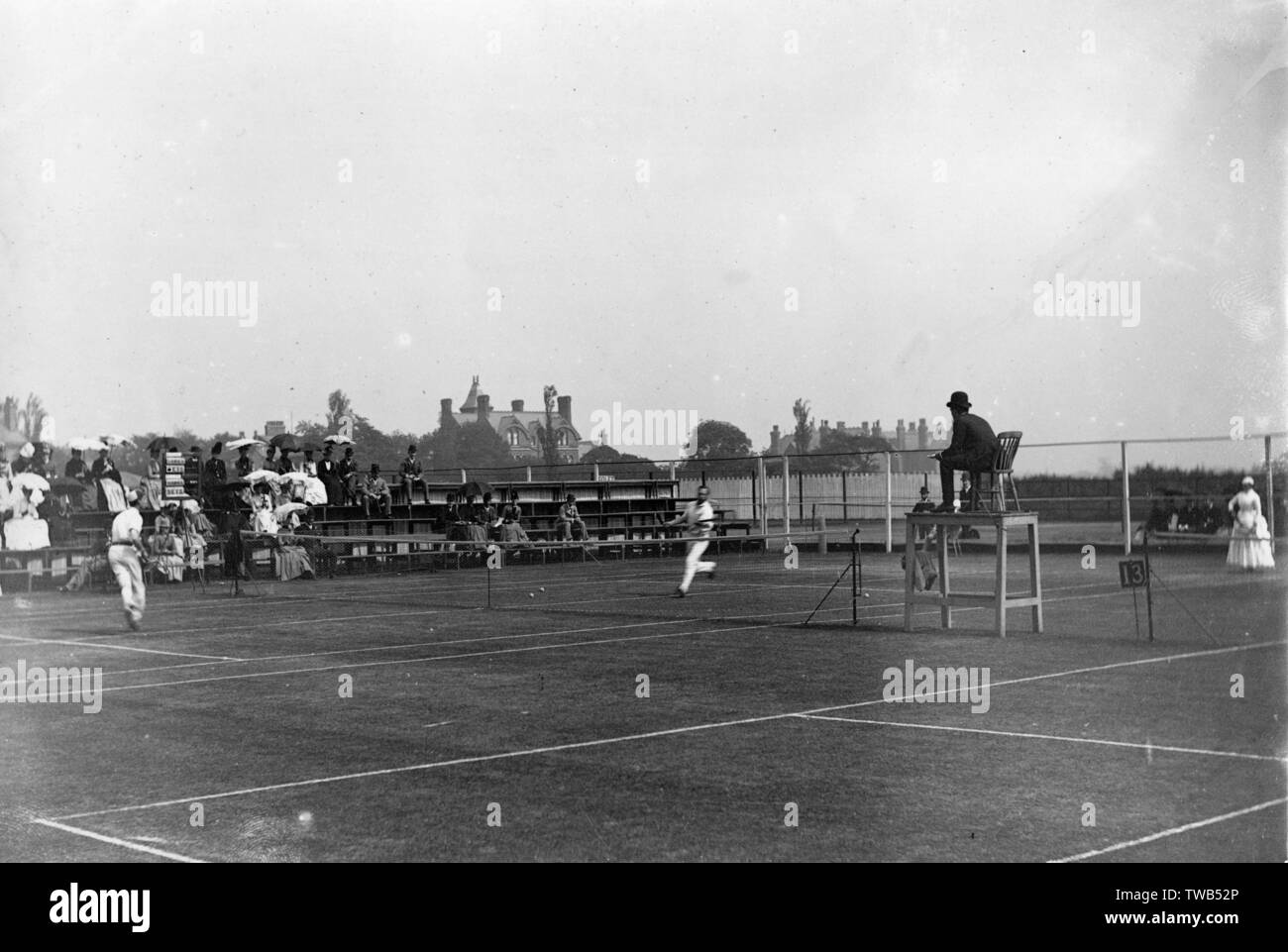 Charlotte (Lottie) Dod (1871-1960), englischer Tennisspieler, die Teilnahme an der Nördlichen Turnier, Manchester, Juni 1889, in einem gemischten Doppel mit John Charles Kay gegen Blanche Bingley und Ernest Renshaw, das Sie und Ihr Partner gewonnen. Sie war die jüngste Frau, die Ladies' singles Meisterschaft in Wimbledon im Jahre 1887 im Alter von 15 Jahren 1889 zu gewinnen Stockfoto