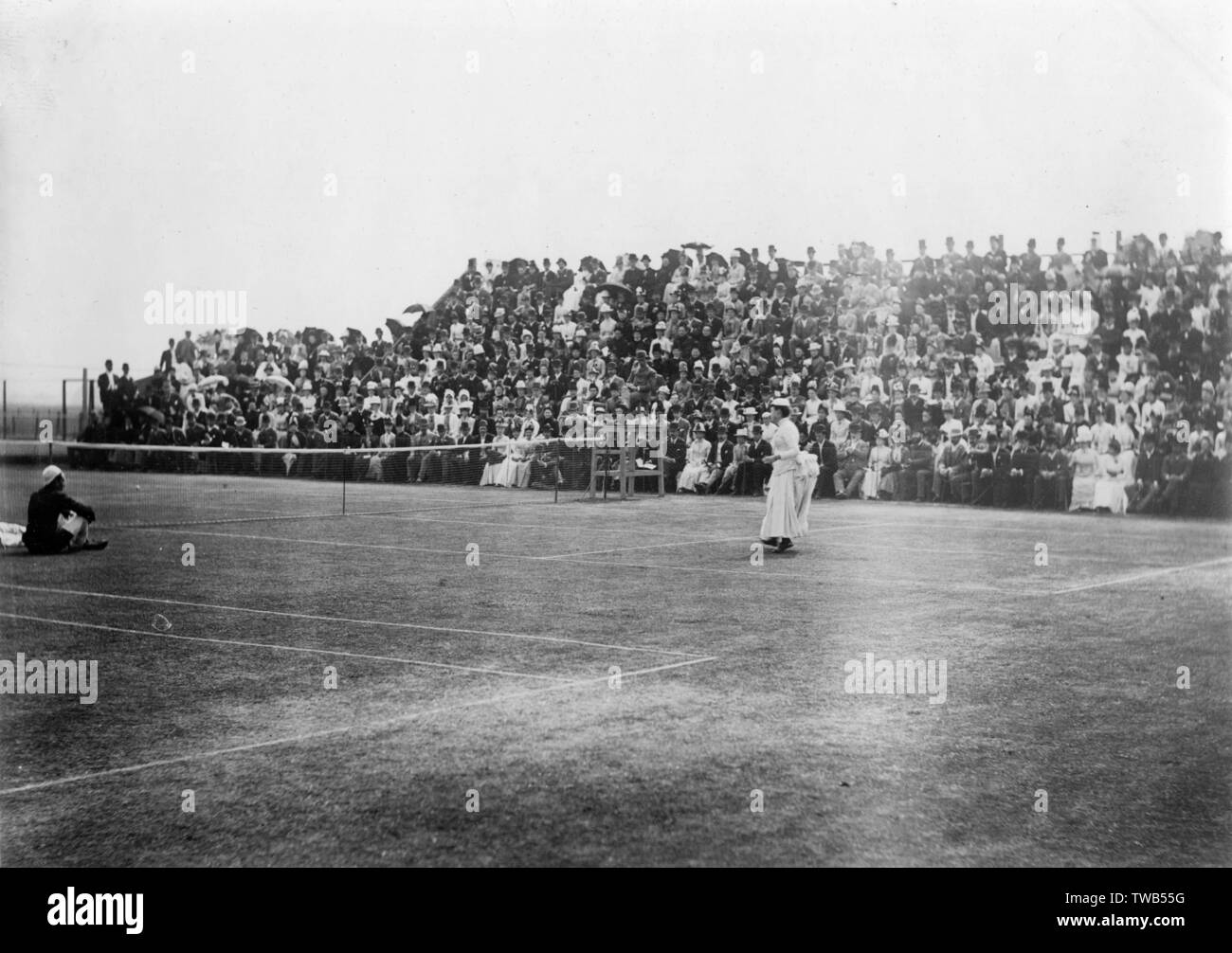 Charlotte (Lottie) Dod (1871-1960), englischer Tennisspieler, die Teilnahme an der Nördlichen Turnier, Manchester, 22. Juni 1889, in einem Match gegen Blanche Bingley, die Sie gewann. Sie war die jüngste Frau, die Ladies' singles Meisterschaft in Wimbledon im Jahre 1887 im Alter von 15 Jahren 1889 zu gewinnen Stockfoto