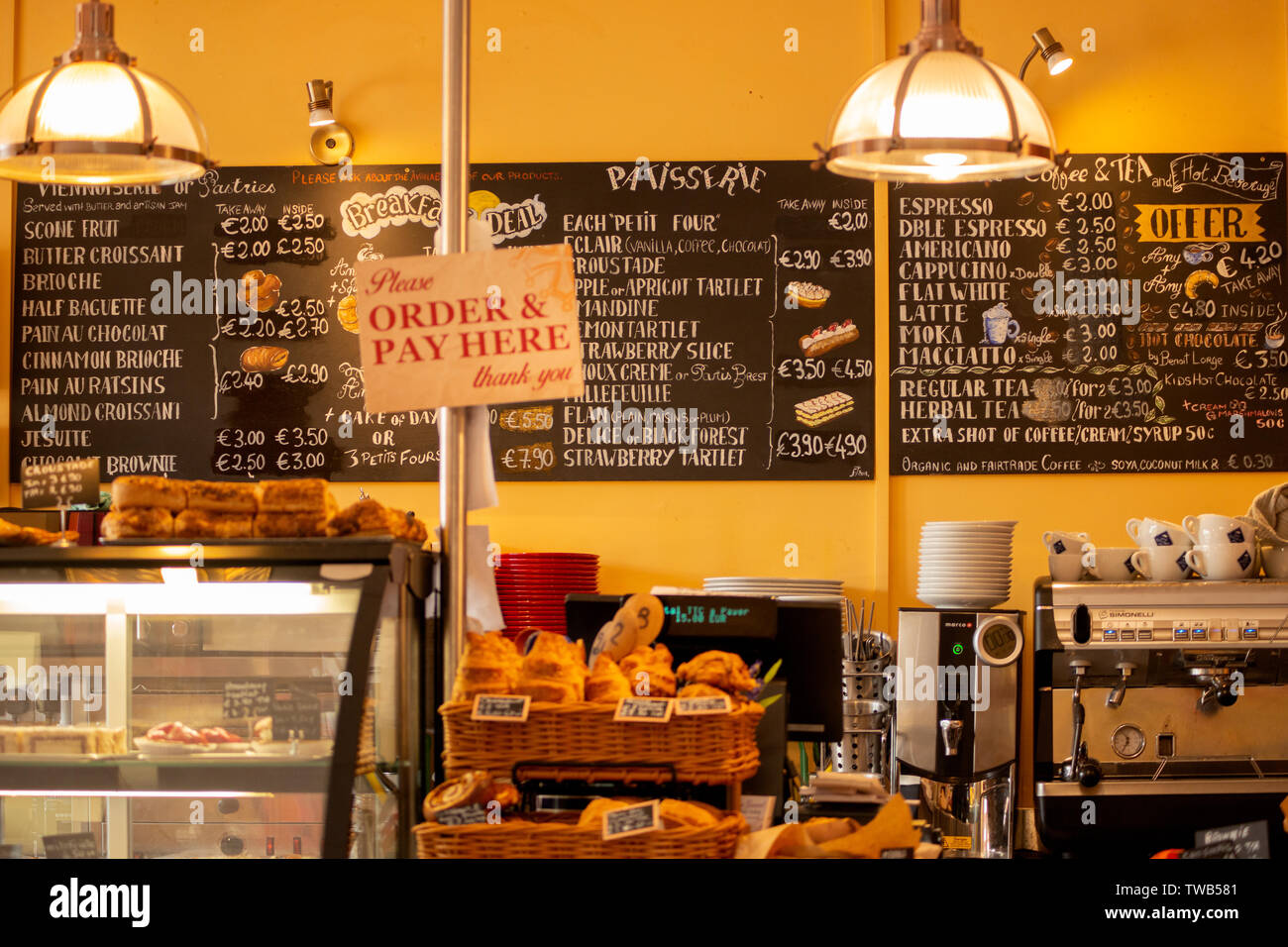 Französische Patisserie Speisekarte Interieur der handwerklichen Bäckerei „Maison Gourmet“ in Kenmare - Bestes Café in County Kerry Gewinner 2019, Irland Stockfoto