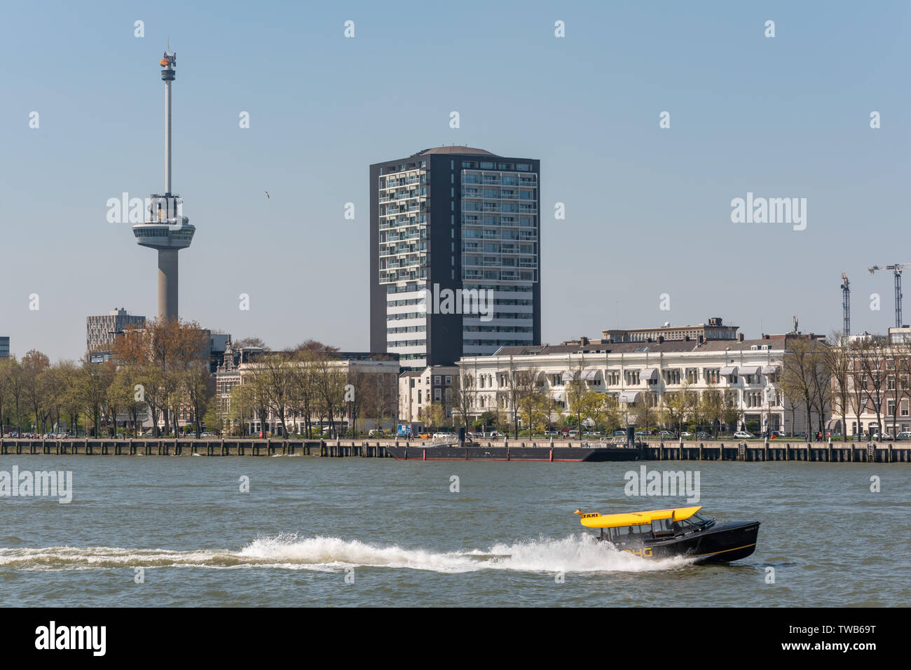 Rotterdam, Niederlande - 18 April 2019: Wassertaxi Beschleunigung über die Neue Maas mit Stadt Gebäude im Hintergrund Stockfoto