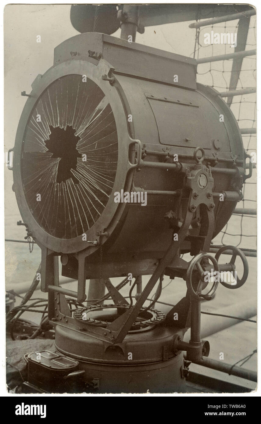 Beschädigter Suchscheinwerfer, HMS Dreadnought, britisches Schlachtschiff Stockfoto