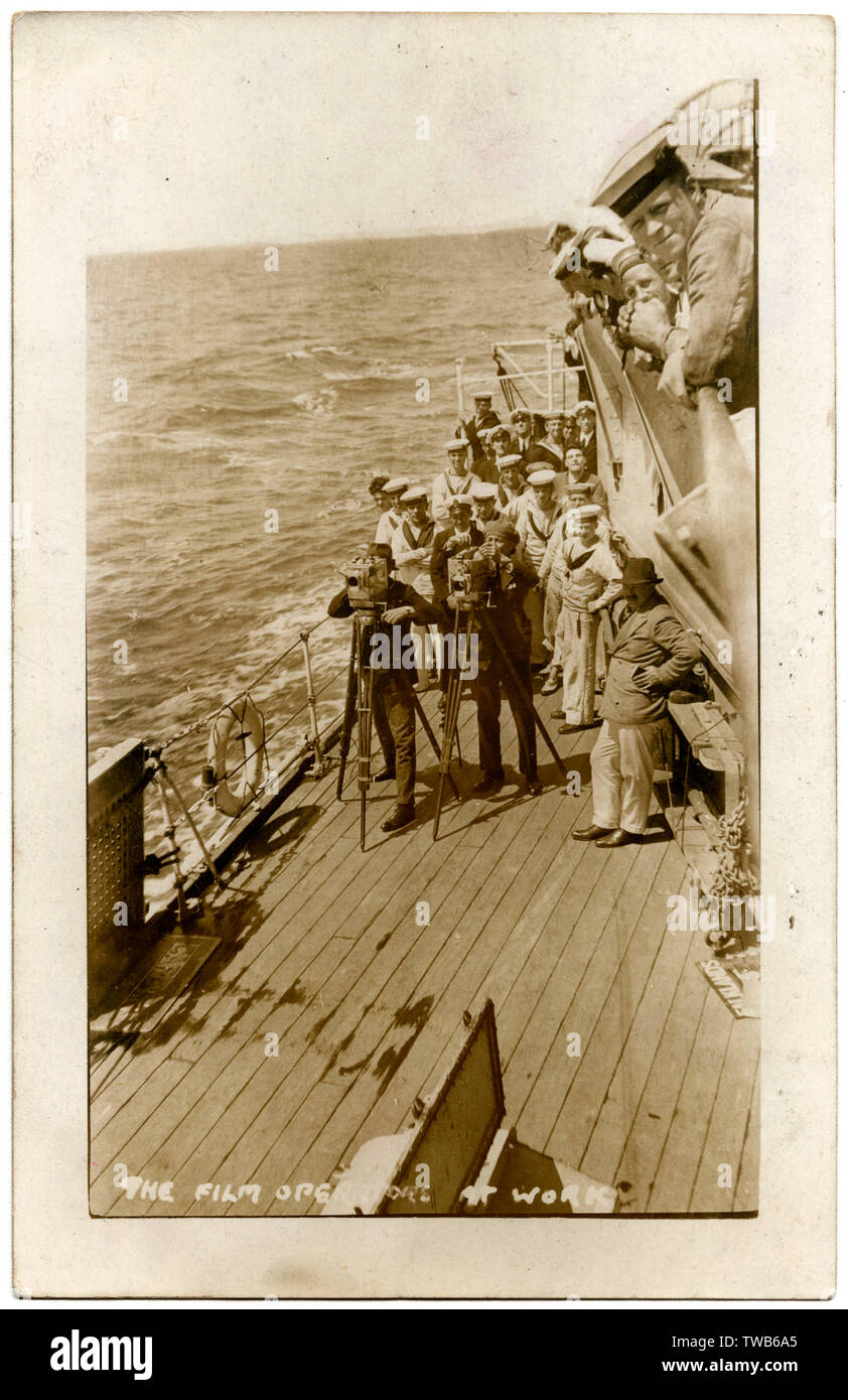 HMS Cardiff, britischer Kreuzer, mit Filmcrew an Deck Stockfoto