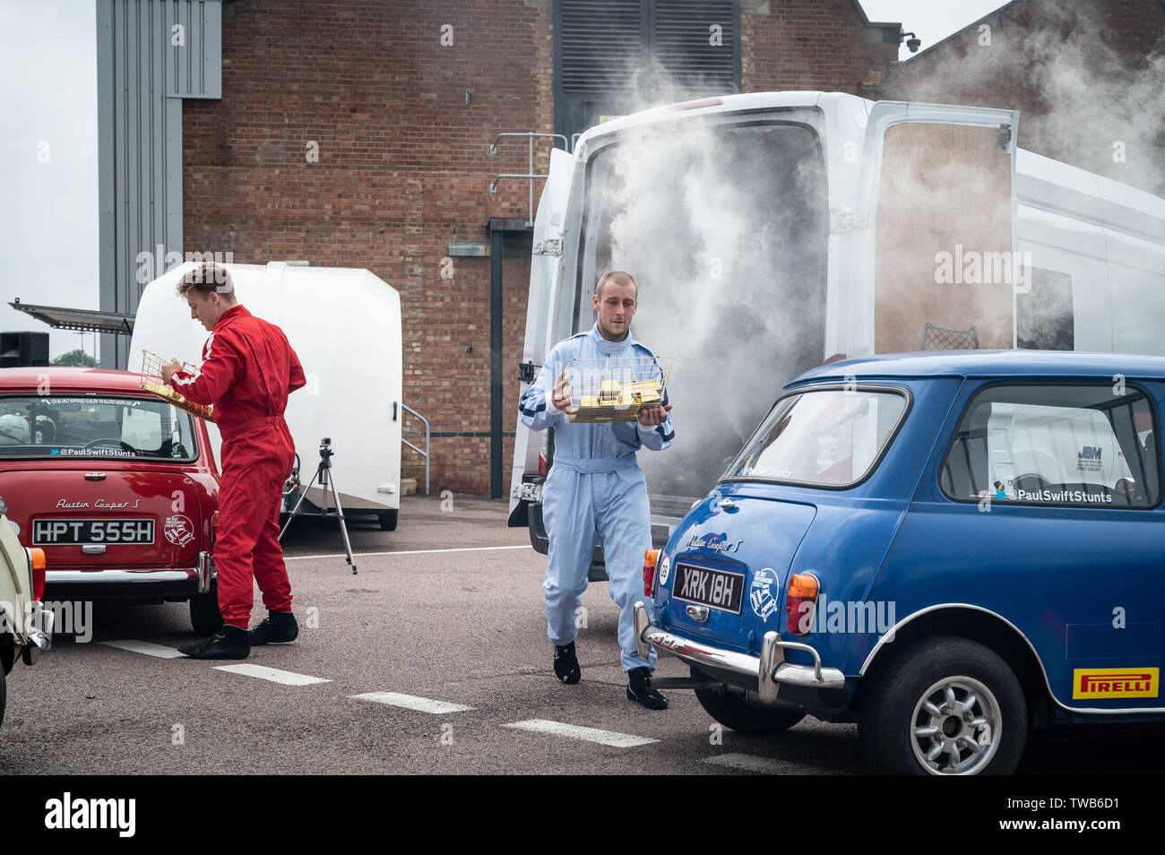 Mini Werk in Oxford, UK. Juni, 2019 19. Hommage an den italienischen Job mit einem treibenden Anzeige und Erholung von blasen die Türen aus der van 60 Jahre Mini und 50 Jahre seit der Veröffentlichung der italienischen Job Film zu feiern. Die Veranstaltung wurde von Michael Deeley der Oscar-prämierten Hersteller der original Film und David Salamone, einen Stunt Driver, Dominic in der ursprünglichen Film im roten Mini gespielt besucht. Paul Swift (in Weiß) führte die Fahrt Stunts zusammen mit Lukas Saddington in Blau und Charlie unten in Rot. Andrew Walmsley/Alamy leben Nachrichten Stockfoto