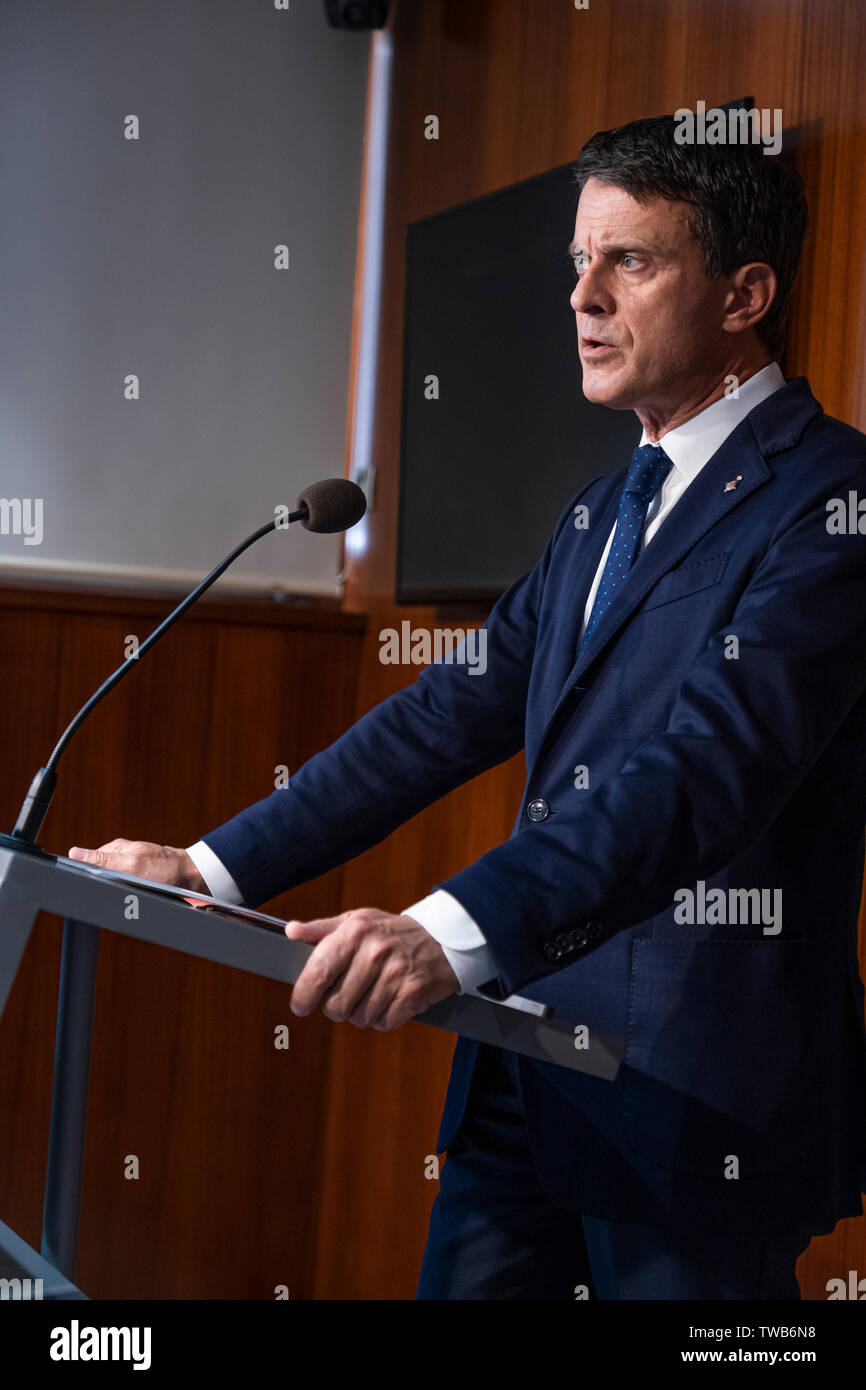 Manuel Valls, ehemaliger französischer Minister und jetzt Beigeordneter der Stadtverwaltung von Barcelona spricht während einer Pressekonferenz. Drücken Sie zunächst die Taste Konferenz der ehemalige französische Minister Manuel Valls als Stadtrat der Stadtverwaltung von Barcelona. Manuel Valls hat bekräftigt seine Bereitschaft, als der Stadtrat Der Stadtrat trotz der Zersetzung aufgrund von Meinungsverschiedenheiten seiner Fraktion, dass seine Darstellung vermindert hat zu bleiben. Stockfoto
