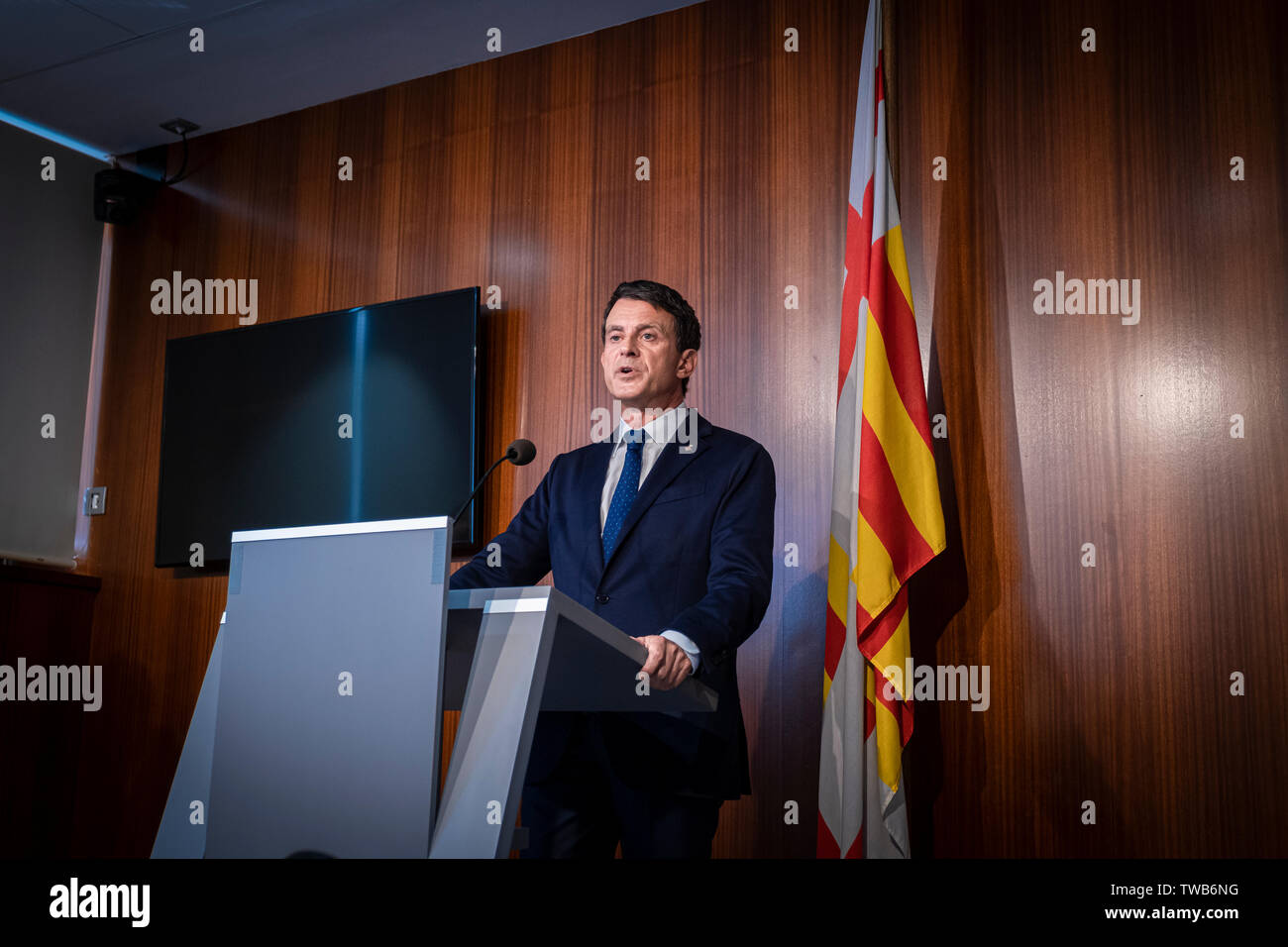 Manuel Valls, ehemaliger französischer Minister und jetzt Beigeordneter der Stadtverwaltung von Barcelona spricht während einer Pressekonferenz. Drücken Sie zunächst die Taste Konferenz der ehemalige französische Minister Manuel Valls als Stadtrat der Stadtverwaltung von Barcelona. Manuel Valls hat bekräftigt seine Bereitschaft, als der Stadtrat Der Stadtrat trotz der Zersetzung aufgrund von Meinungsverschiedenheiten seiner Fraktion, dass seine Darstellung vermindert hat zu bleiben. Stockfoto
