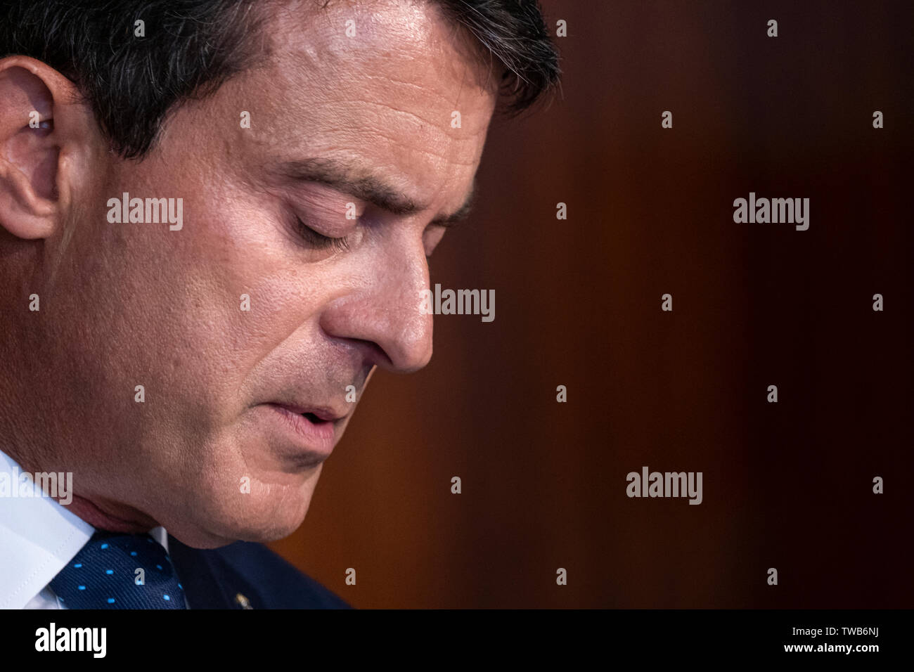 Manuel Valls, ehemaliger französischer Minister und jetzt Beigeordneter der Stadtverwaltung von Barcelona ist während einer Pressekonferenz gesehen. Drücken Sie zunächst die Taste Konferenz der ehemalige französische Minister Manuel Valls als Stadtrat der Stadtverwaltung von Barcelona. Manuel Valls hat bekräftigt seine Bereitschaft, als der Stadtrat Der Stadtrat trotz der Zersetzung aufgrund von Meinungsverschiedenheiten seiner Fraktion, dass seine Darstellung vermindert hat zu bleiben. Stockfoto