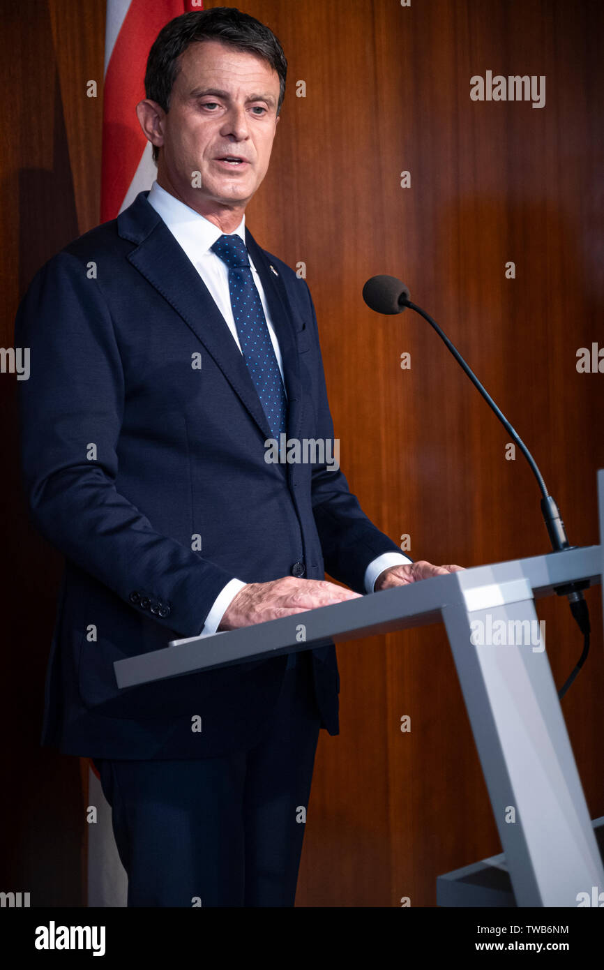 Manuel Valls, ehemaliger französischer Minister und jetzt Beigeordneter der Stadtverwaltung von Barcelona spricht während einer Pressekonferenz. Drücken Sie zunächst die Taste Konferenz der ehemalige französische Minister Manuel Valls als Stadtrat der Stadtverwaltung von Barcelona. Manuel Valls hat bekräftigt seine Bereitschaft, als der Stadtrat Der Stadtrat trotz der Zersetzung aufgrund von Meinungsverschiedenheiten seiner Fraktion, dass seine Darstellung vermindert hat zu bleiben. Stockfoto
