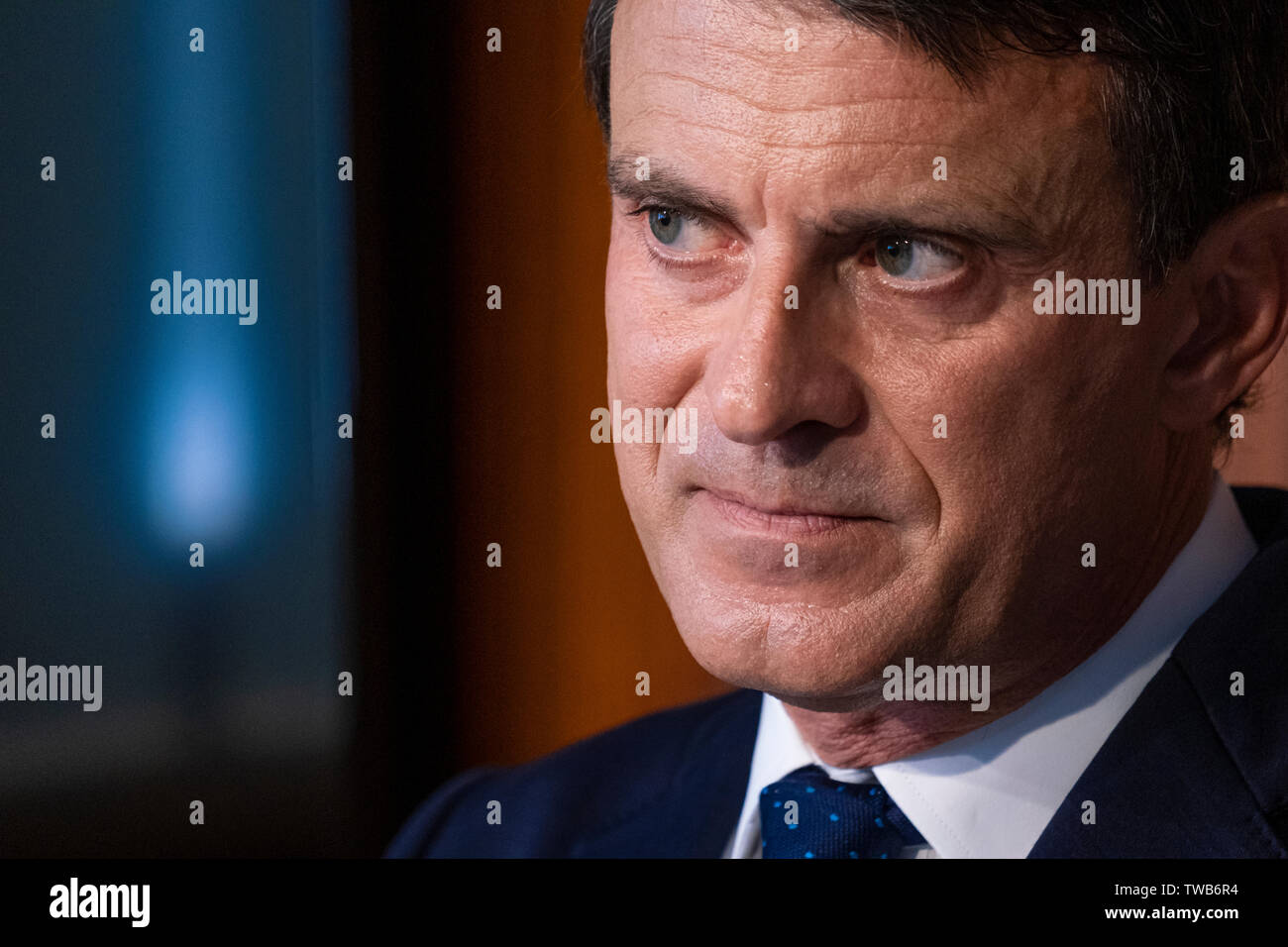 Manuel Valls, ehemaliger französischer Minister und jetzt Beigeordneter der Stadtverwaltung von Barcelona ist während einer Pressekonferenz gesehen. Drücken Sie zunächst die Taste Konferenz der ehemalige französische Minister Manuel Valls als Stadtrat der Stadtverwaltung von Barcelona. Manuel Valls hat bekräftigt seine Bereitschaft, als der Stadtrat Der Stadtrat trotz der Zersetzung aufgrund von Meinungsverschiedenheiten seiner Fraktion, dass seine Darstellung vermindert hat zu bleiben. Stockfoto