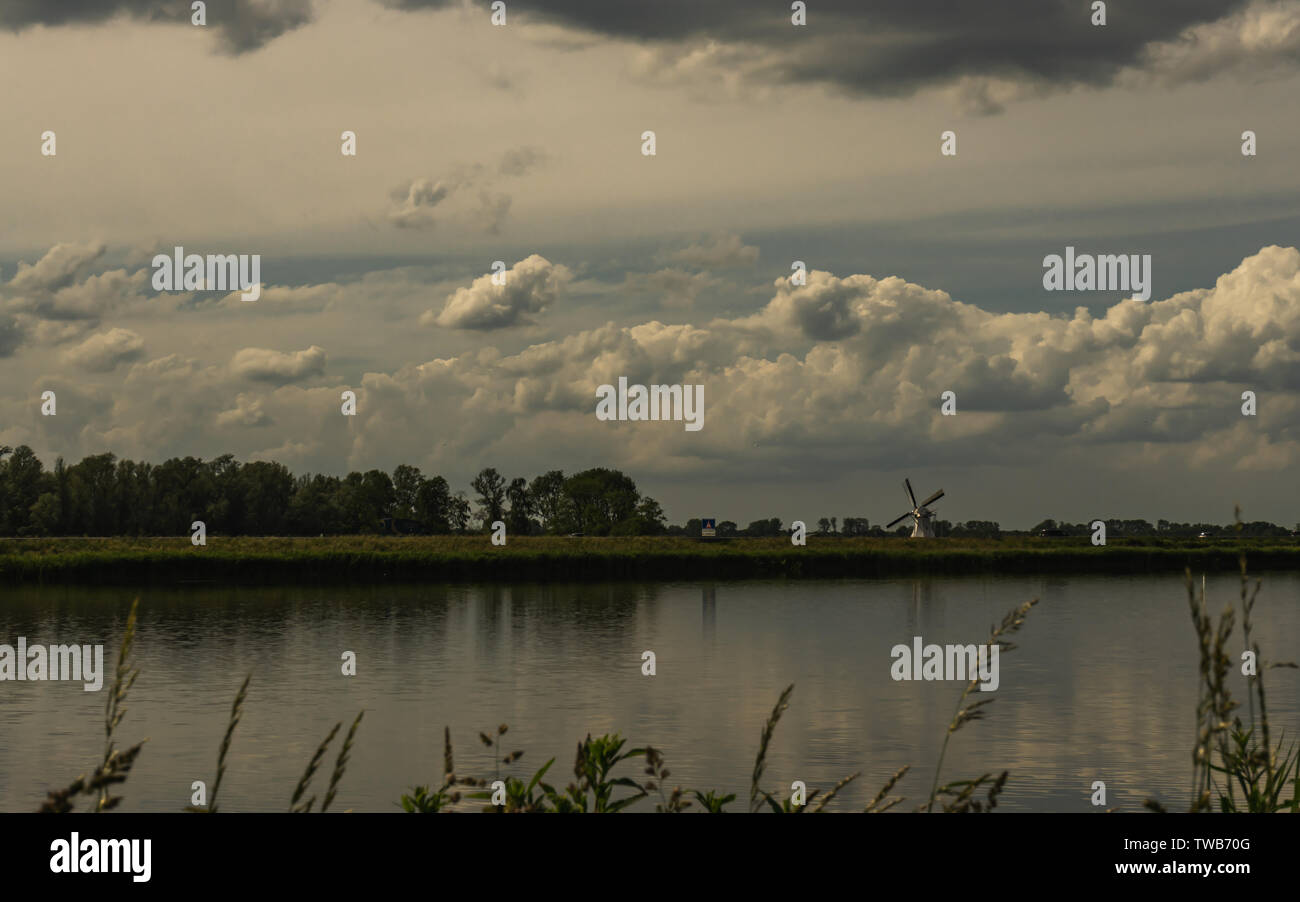 Verträumter fantasie Wolken und ruhigen Landschaft am Wasser Stockfoto