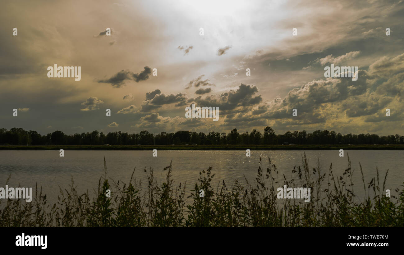Verträumter fantasie Wolken und ruhigen Landschaft am Wasser - Glimmen, in den Niederlanden Stockfoto