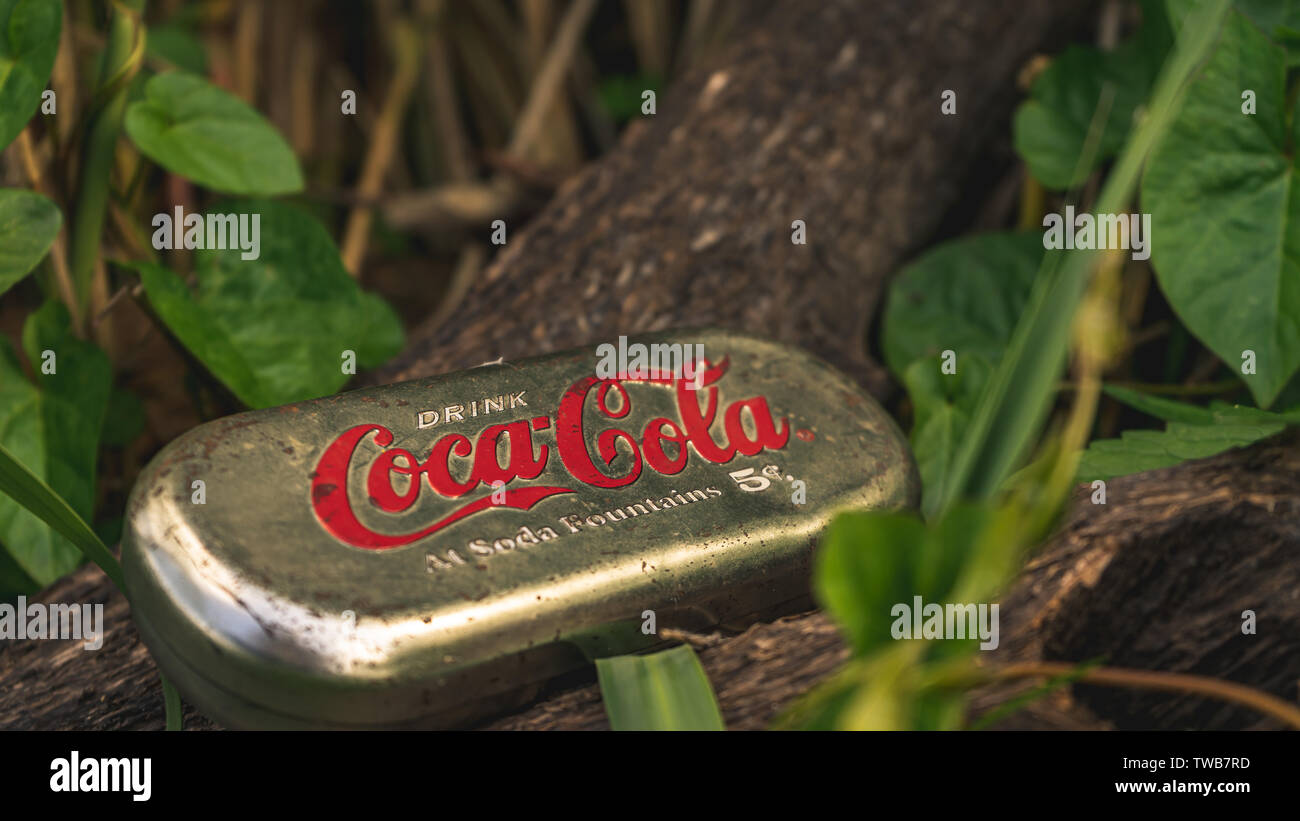 Groningen, Niederlande - 6. Juni 2019 - Alt, vintage Coca Cola Bleistifte box in der Natur Stockfoto