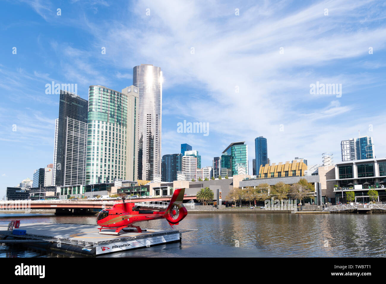 Hubschrauberlandeplatz mit Hubschrauber auf dem Yarra River in Melbournes CBD. Stockfoto