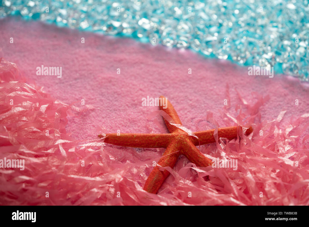 Mikroplastik Verschmutzung im Ozean Meer Konzept pink Starfish am Strand Stockfoto