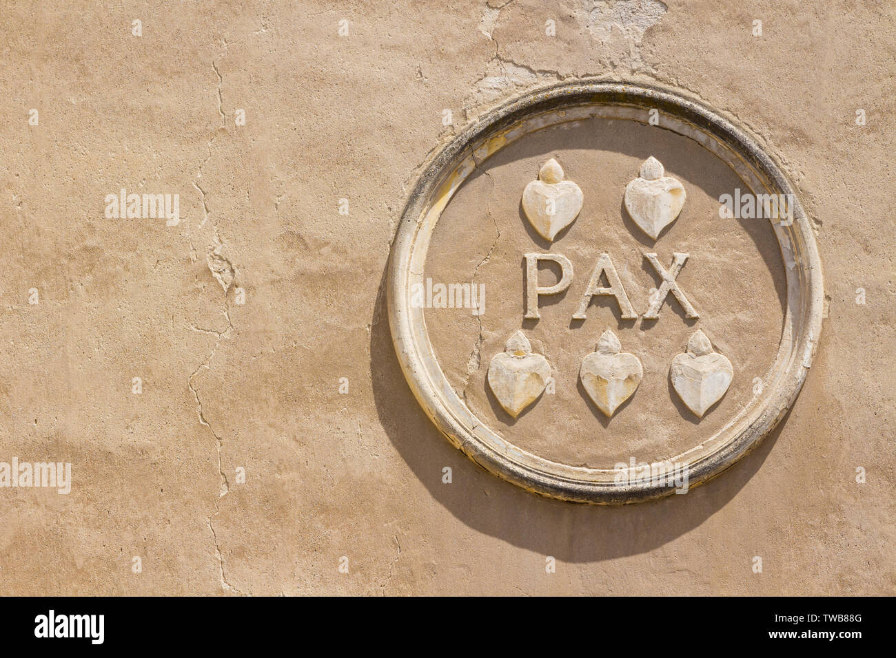 Pax (Frieden) Bildunterschrift Wort in Steinkreisfassung an der Wand der Jakobikirchkirche, erbaut im 14. Bis 15. Jahrhundert, Koszeg, Ungarn Stockfoto