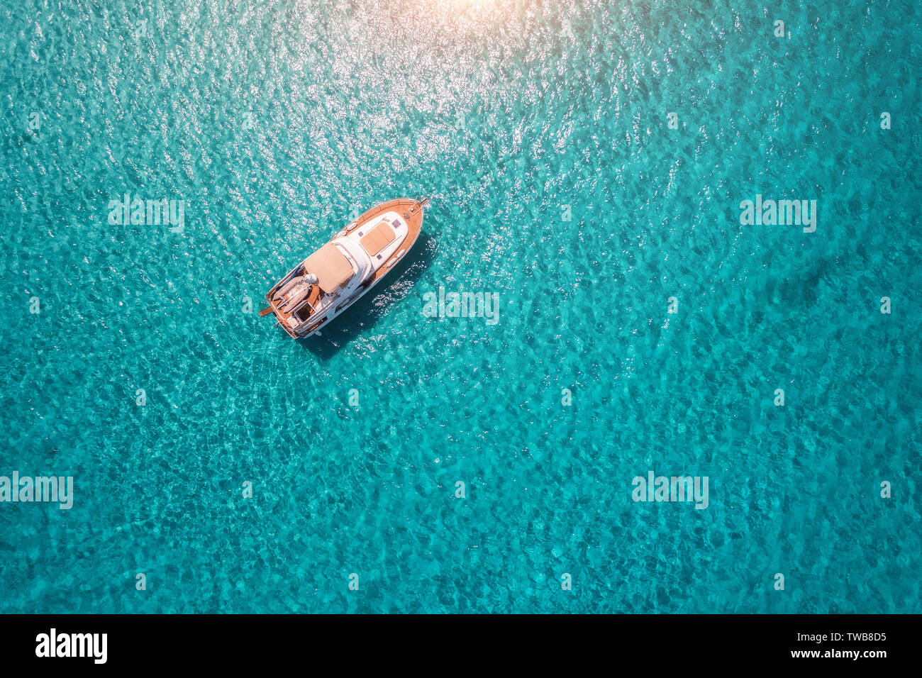 Luftaufnahme von Luxusyacht in transparentem Meer bei sonnigem Tag Stockfoto