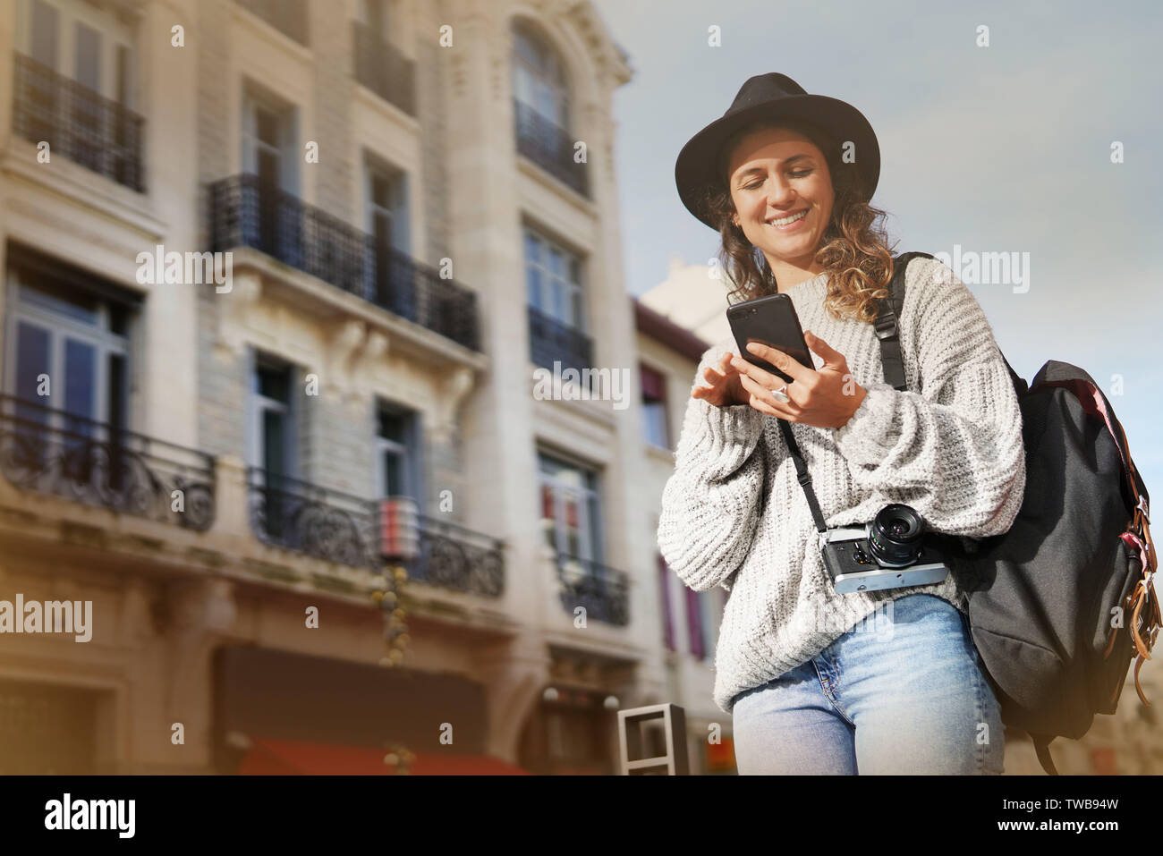 Brunette Touristen auf der Suche nach Richtungen auf Handys in der Stadt Stockfoto