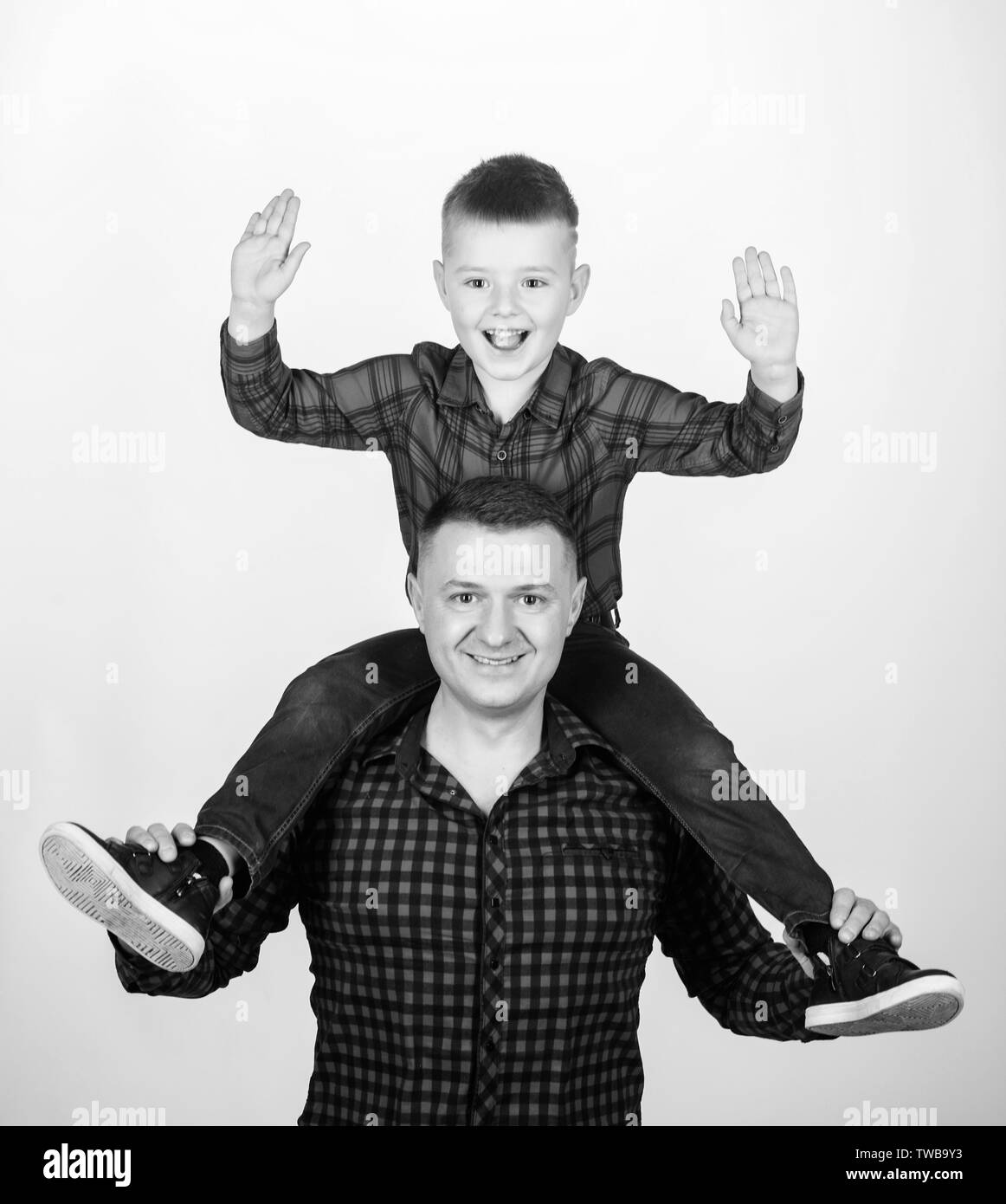 Gefühl verspielt. Nehmen Fife. Nehmen fünf zum Erfolg. Freizeit. Vatertag. Vater und Sohn im roten Hemd. Happy Family. kleiner Junge mit Papa Mann. Kindheit. parenting. Mutige Cowboy. Nehmen fünf Konzept. Stockfoto