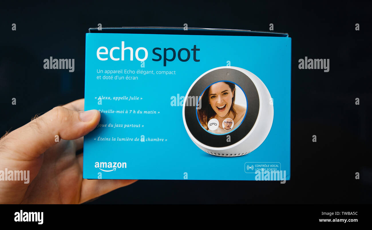 Paris, Frankreich - Jun 7, 2019: der Mann, der Hand, die eine neue Amazon Alexa Echo Ort mit persönlichen Assistenten Alexa Marke smart Lautsprecher entwickelt von Amazon bereit für unboxing Stockfoto