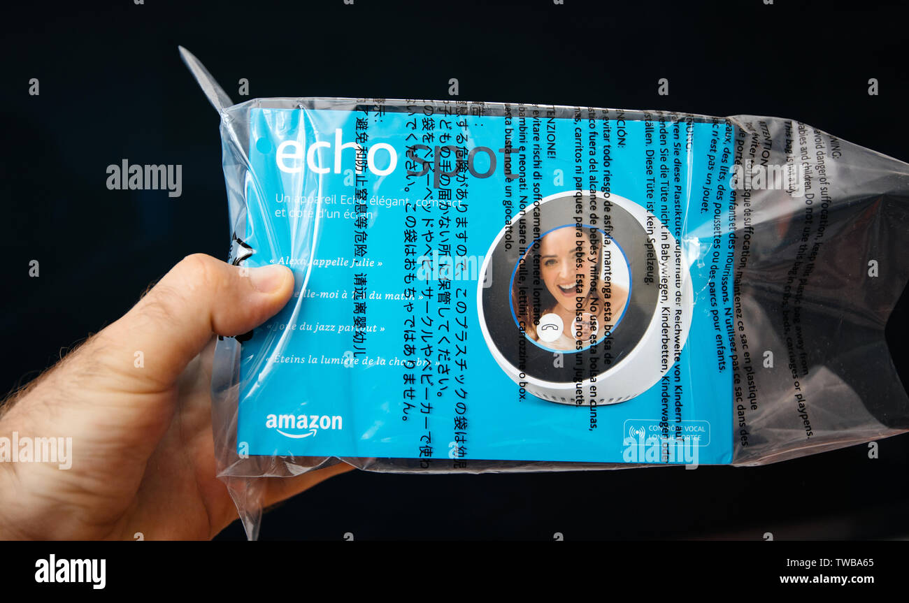 Paris, Frankreich - Jun 7, 2019: der Mann, der Hand, die eine neue Amazon Alexa Echo vor Ort in Kunststoffgehäuse mit persönlichen Assistenten Alexa mit großen Displays der Marke smart Lautsprecher von Amazon entwickelt Stockfoto