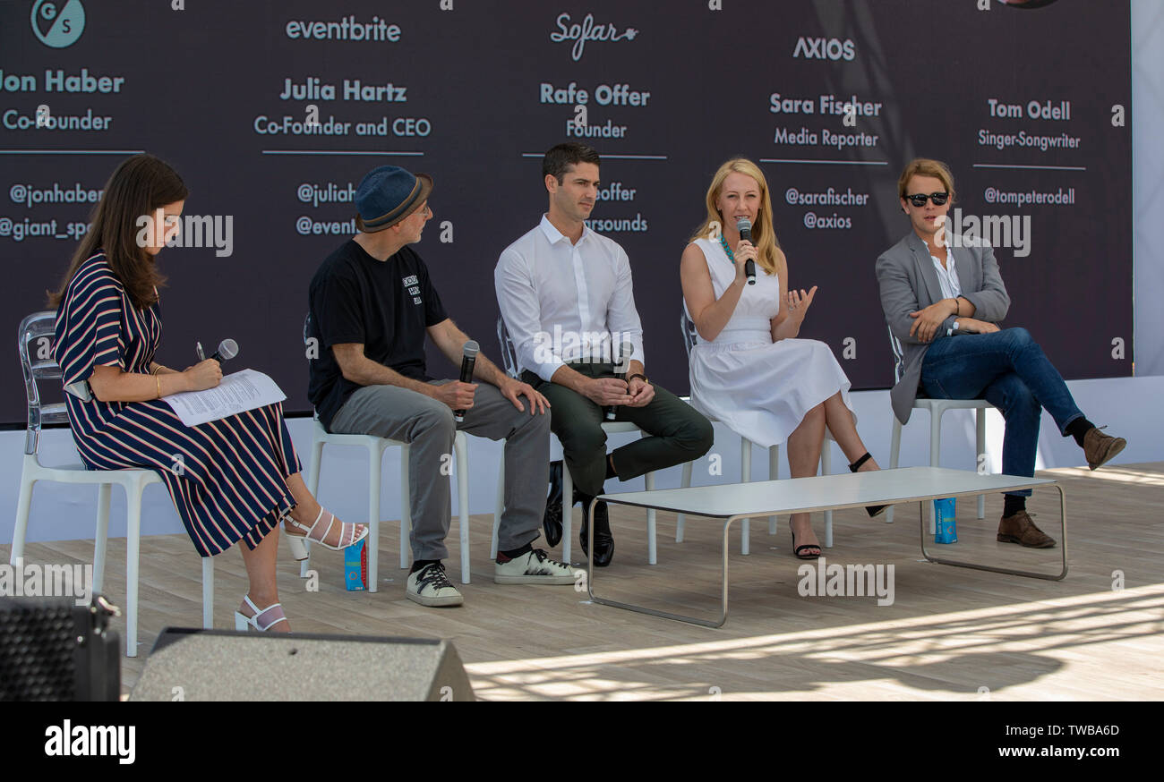 Cannes, Frankreich, 19. Juni 2019, (von links) Sara Fischer, Rafe bieten, Jon Haber, Julia Hartz und Tom Odell (Singer-Songwriter) Cannes Lions Festival - Internationales Festival der Kreativität © ifnm/Alamy leben Nachrichten Stockfoto