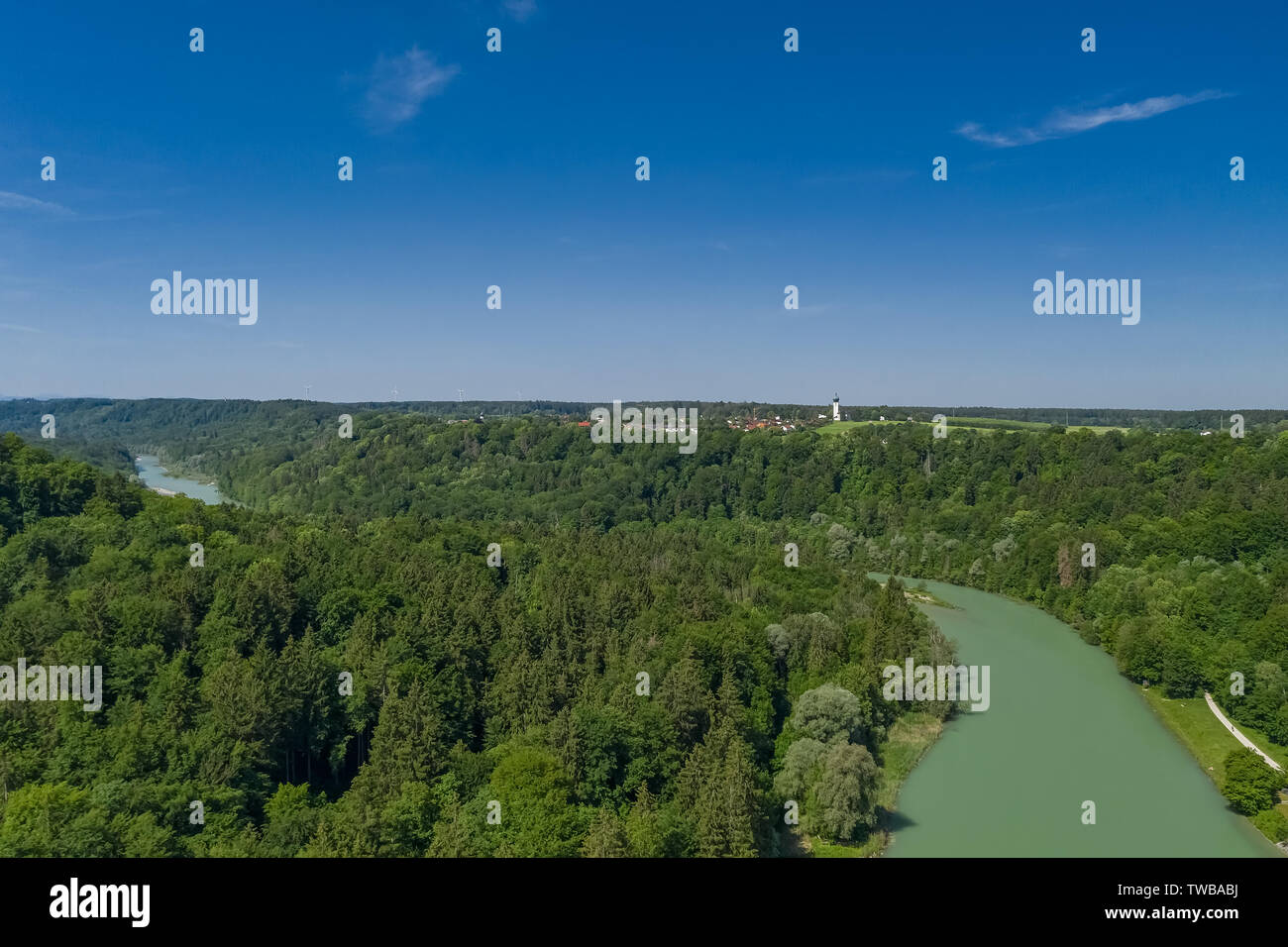 Eine Luftaufnahme der Isar im Süden Münchens. Stockfoto