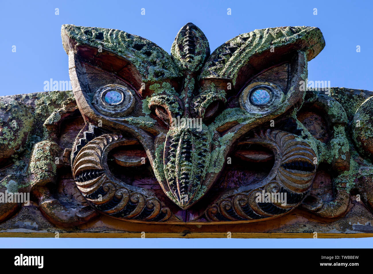 Maori Schnitzereien auf das Eingangstor zu einem Friedhof, North Island, Neuseeland Stockfoto