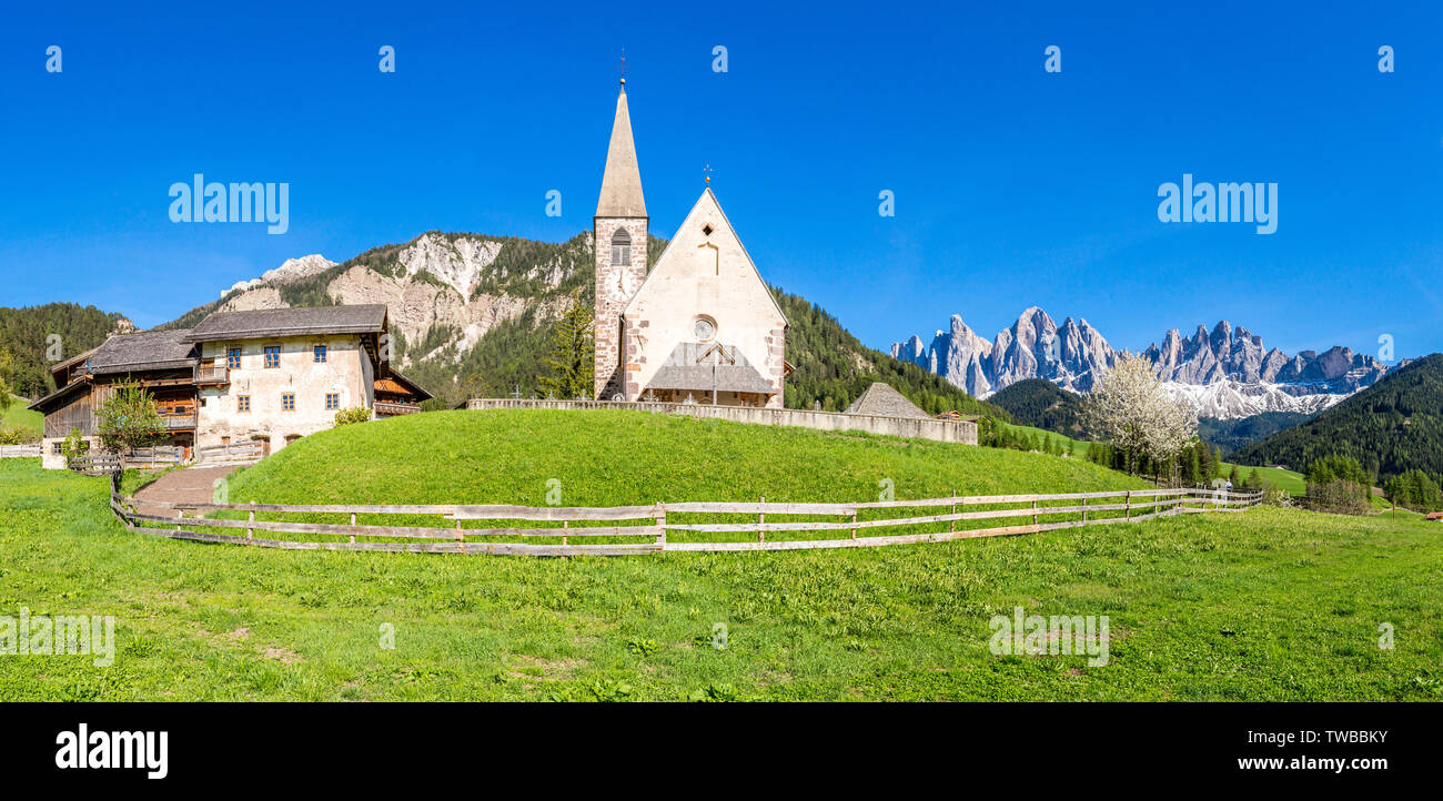Panorama von Santa Maddalena Kirche und Geisler Spitzen, Villnösser Tal, Dolomiten, Provinz Bozen, Südtirol, Italien Stockfoto