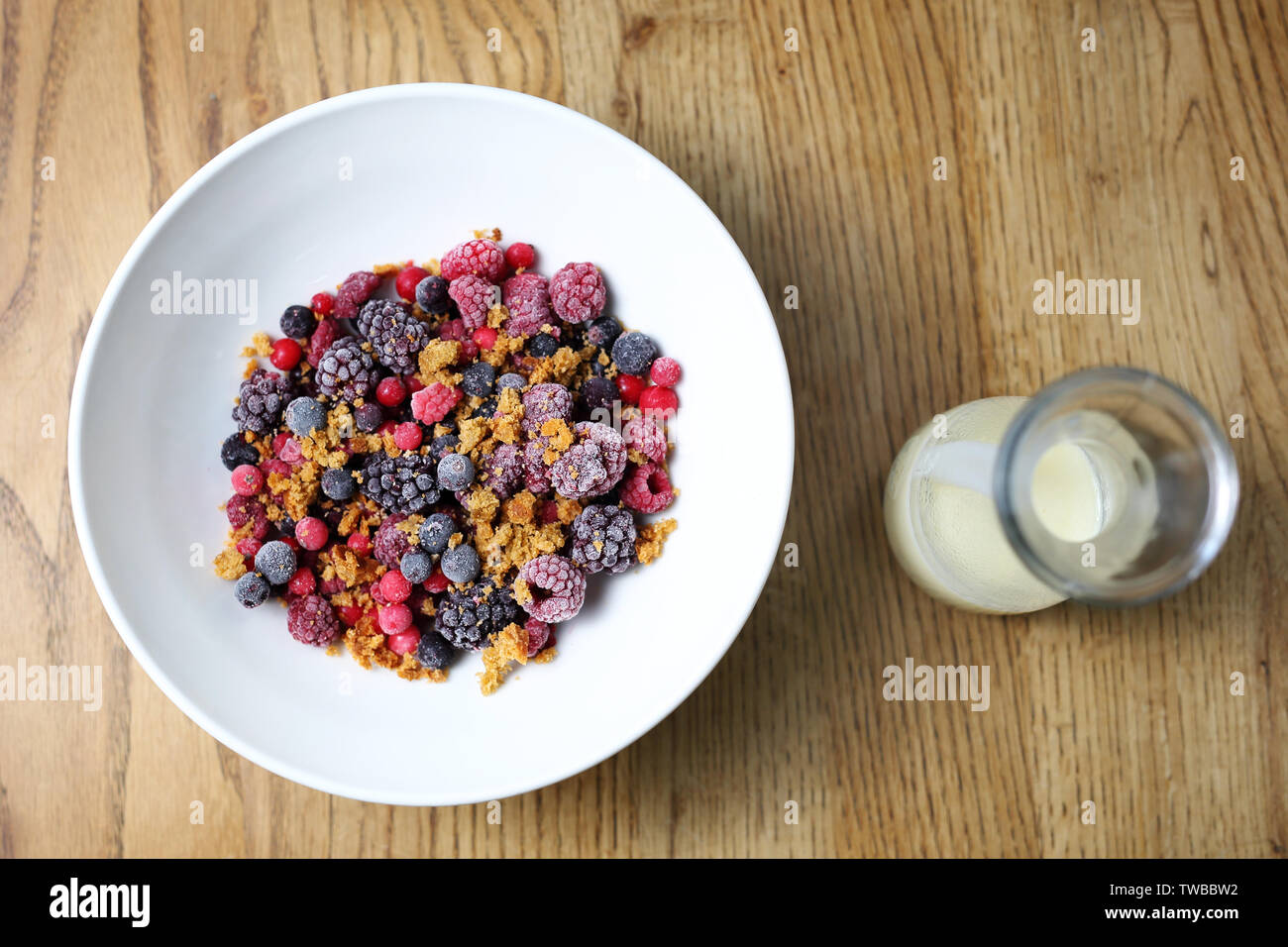 Gefrorene Früchte mit Müsli und Joghurt, gesunde Früchte Frühstück. Stockfoto