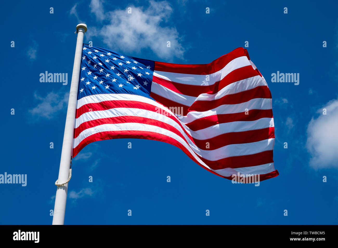 USA Vereinigte Staaten nationale Flagge an einem Fahnenmast an einem windigen Tag Stockfoto