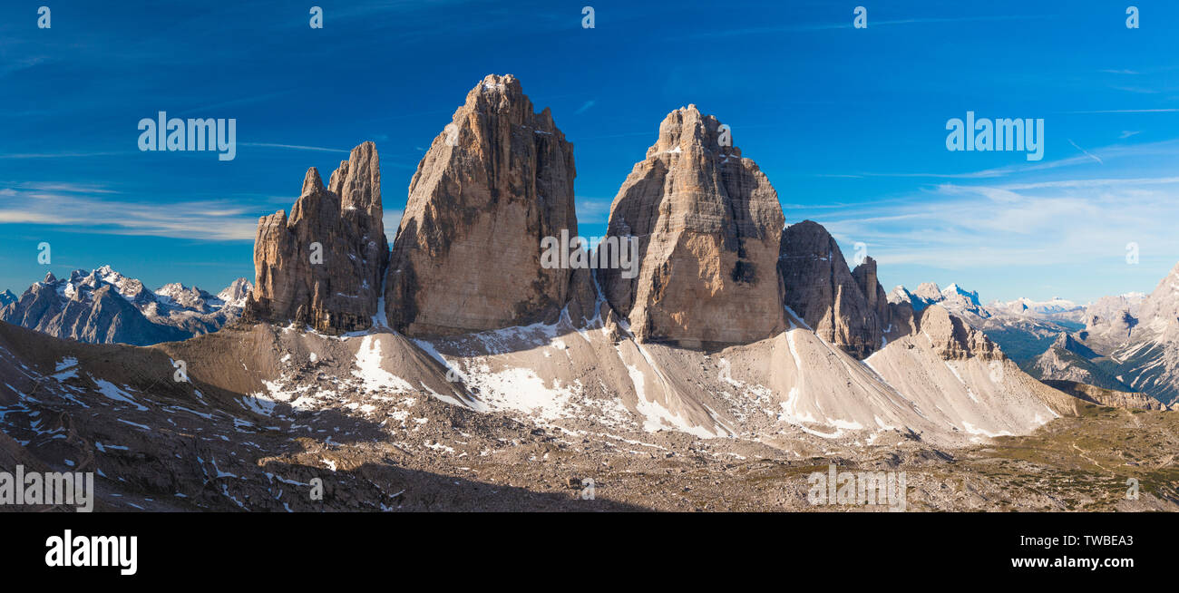 Panoramablick von Tre Cime di Lavaredo, Sextner Dolomiten, Provinz Bozen, Trentino-Alto Adige/Südtirol, Italien Stockfoto