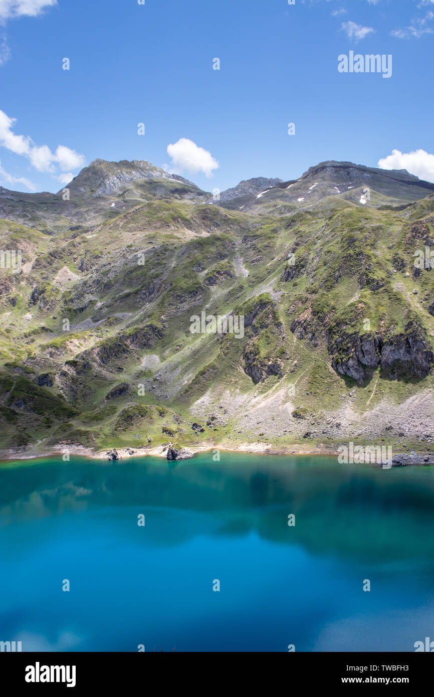 Berglandschaft in der Nähe der Saliencia Gletscherseen. Calabazosa See im Naturpark Somiedo, Spanien, Asturien. Türkisfarbenen kristallklaren Wasser. Whi Stockfoto