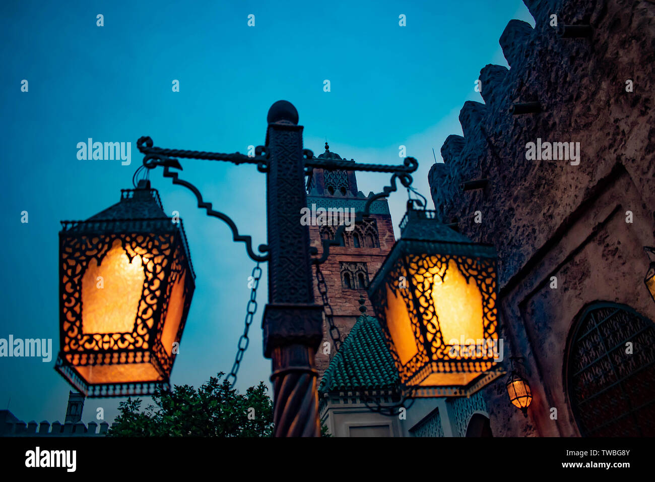 Orlando, Florida. Am 16. Mai. 2019. Blick von oben auf die straßenlaterne und Marokko Gebäude in Epcot in Walt Disney World. Stockfoto