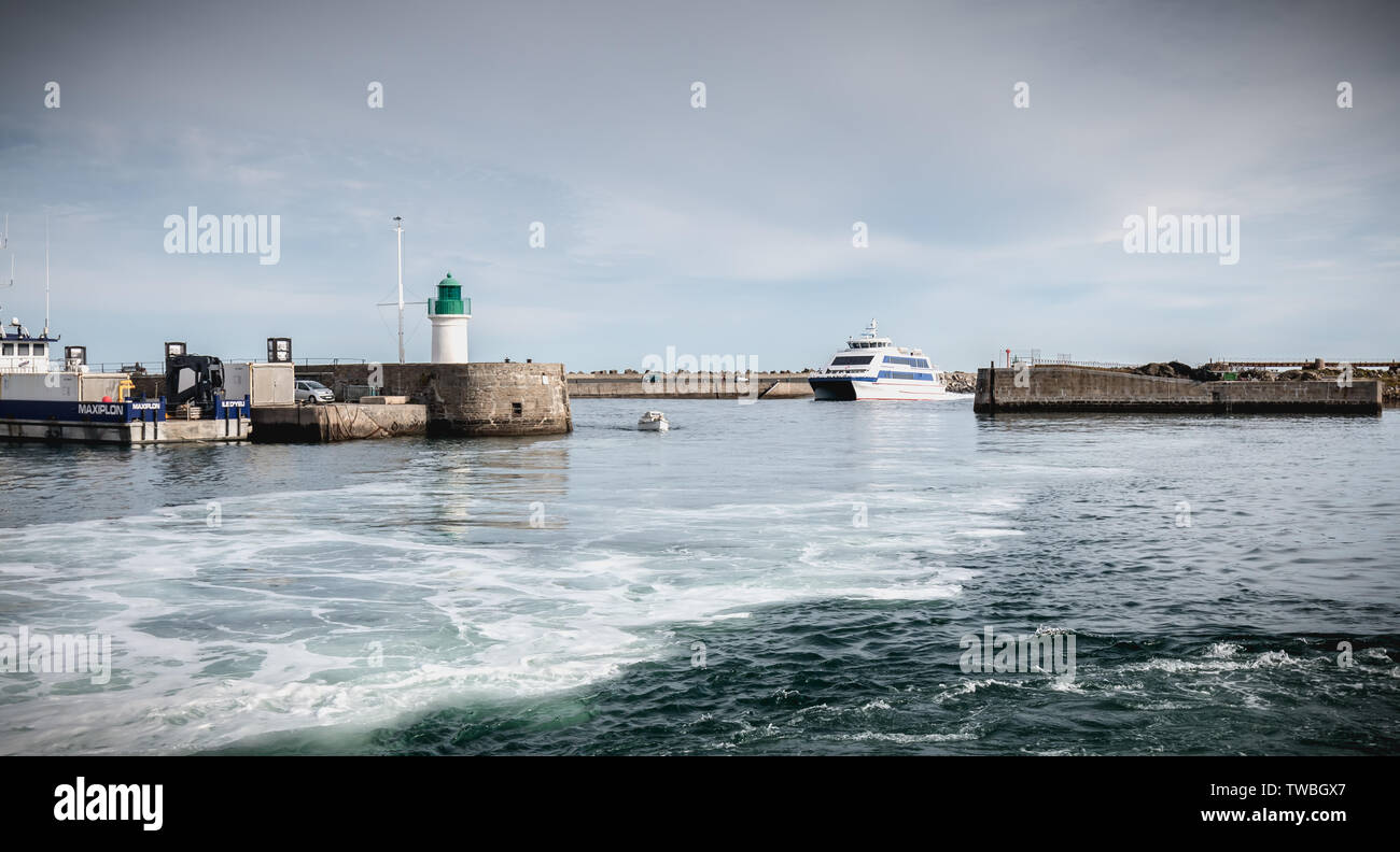 Ile d Yeu, Frankreich - 16. September 2018: Die Fähre, die den Hafen der Insel von Yeu, wo Reisende sitzen die Show auf einem Sommer zu bewundern gibt d Stockfoto