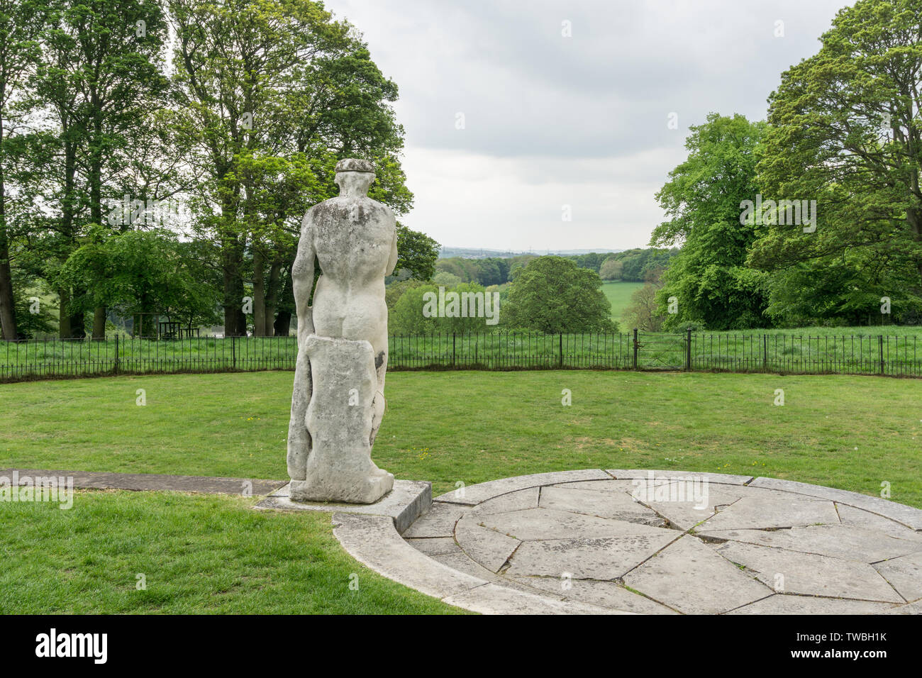 Verwitterter Stein Statue, mit Blick auf die Landschaft, auf dem Gelände des Renishaw Hall, Derbyshire, Großbritannien Stockfoto