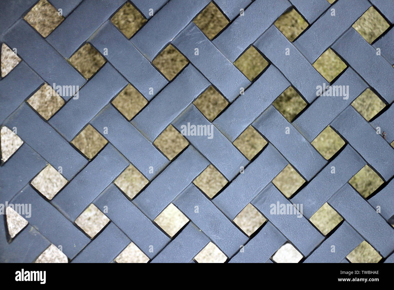 Criss Cross Muster. Ein gittermuster auf schwarzem Metall Gartenstuhl Stockfoto