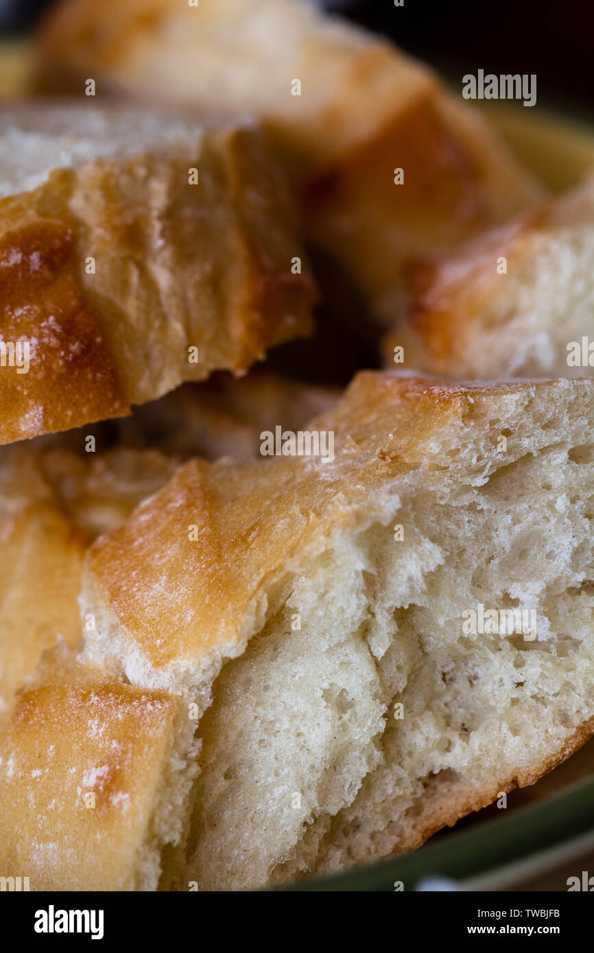 Frisches Brot schneiden und in eine Schüssel zum Abendessen Stockfoto