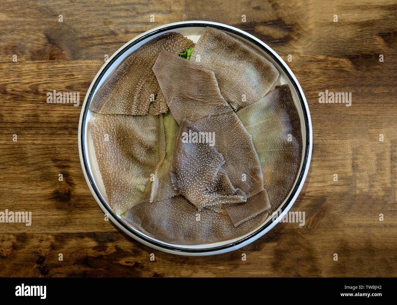 Eine Platte der heißen Topf auf einem Holztisch mit haarigen Bauch. Stockfoto