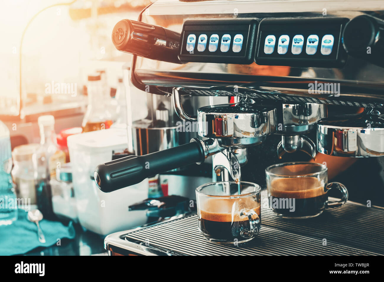 Espressomaschine Gießen Kaffee in einem Glas für den Einsatz/Menü Stockfoto