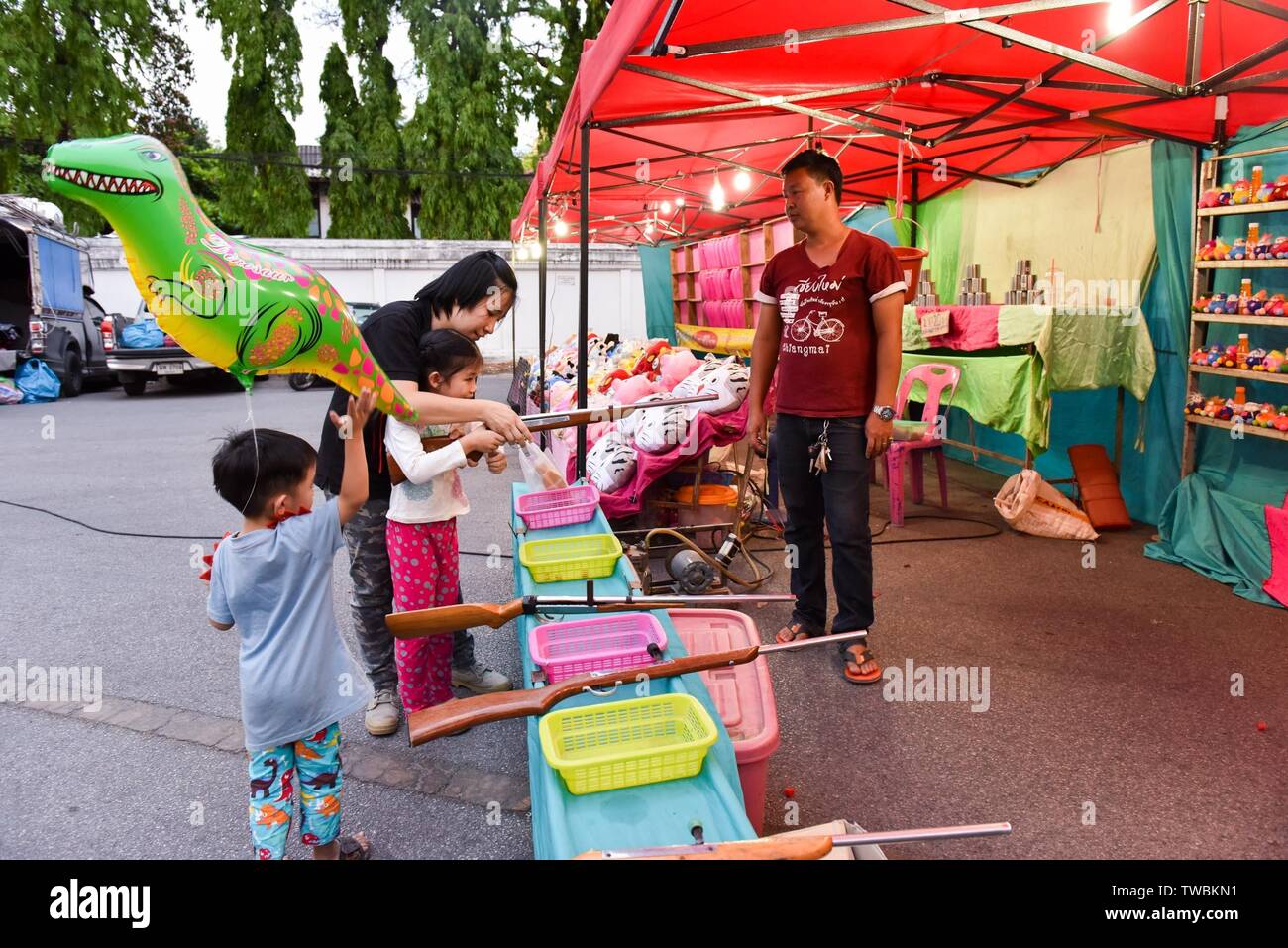 Mutter und Kinder zu einem fairen, Chiang Mai, Thailand Stockfoto