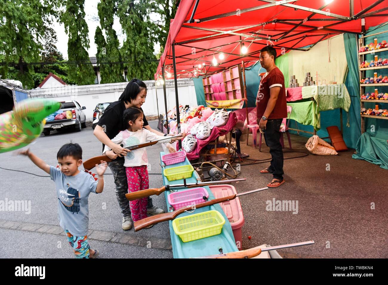 Mutter und Kinder zu einem fairen, Chiang Mai, Thailand Stockfoto