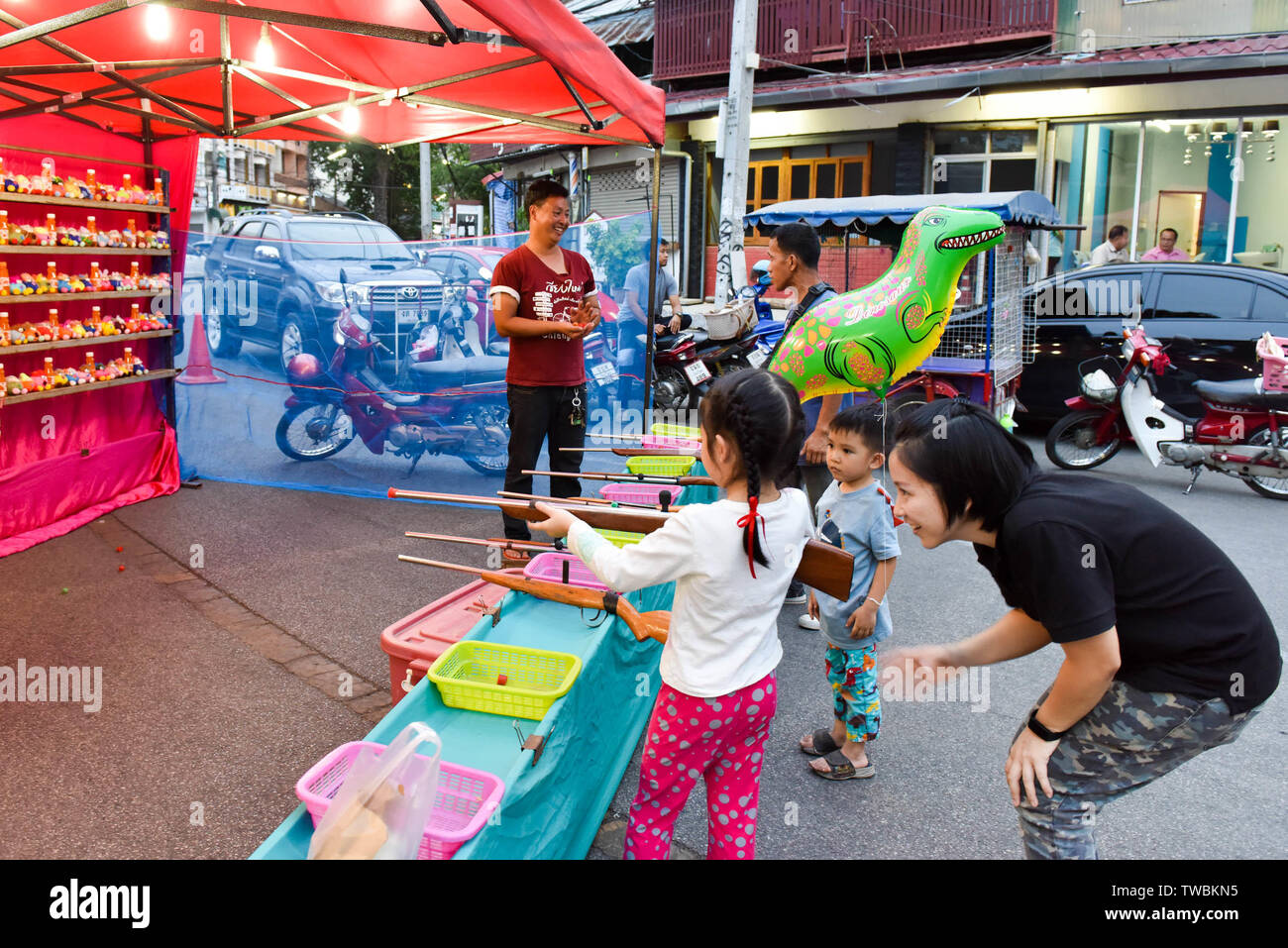 Mutter und Kinder zu einem fairen, Chiang Mai, Thailand Stockfoto