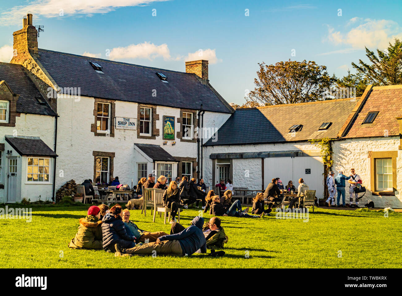 Die Menschen auf dem Platz vor dem bekannten Pub The Ship Inn in Newton-by-the-Sea, Northumberland, Großbritannien. September 2018. Stockfoto