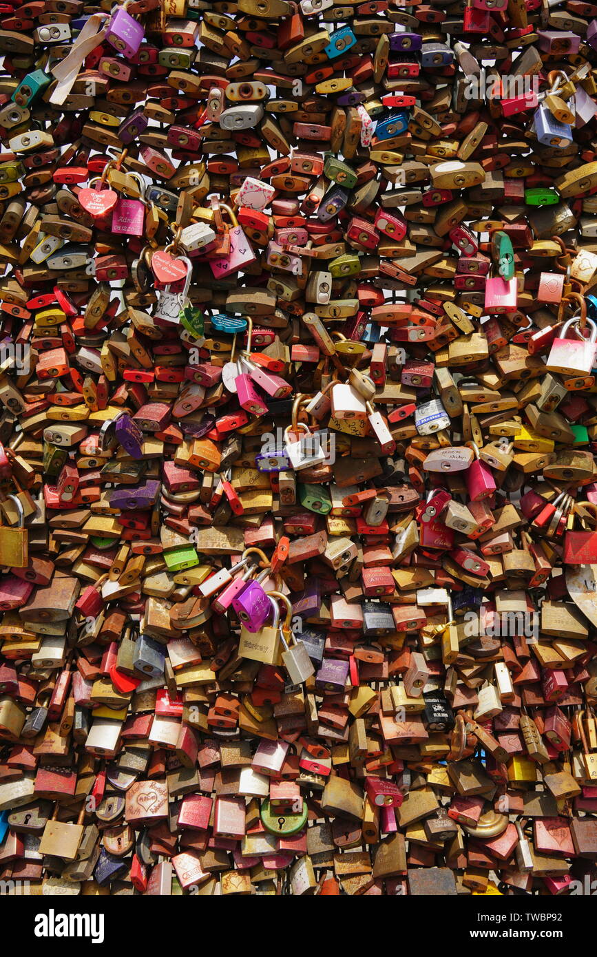 Liebe Sperren auf der Kölner Hohenzollernbrücke. Tausende von bunten Liebe Vorhängeschlösser schmücken die Brücke Geländer auf dem Rhein. Stockfoto