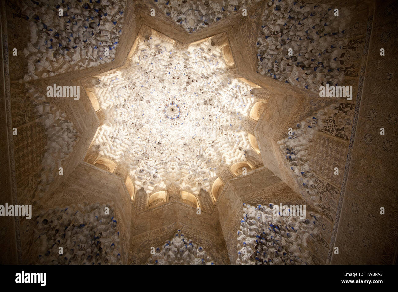 Beleuchtete Blick bei Nacht reich verzierte islamischen Mauerwerk Decke Alhmabra Paläste, Granada, Spanien Stockfoto