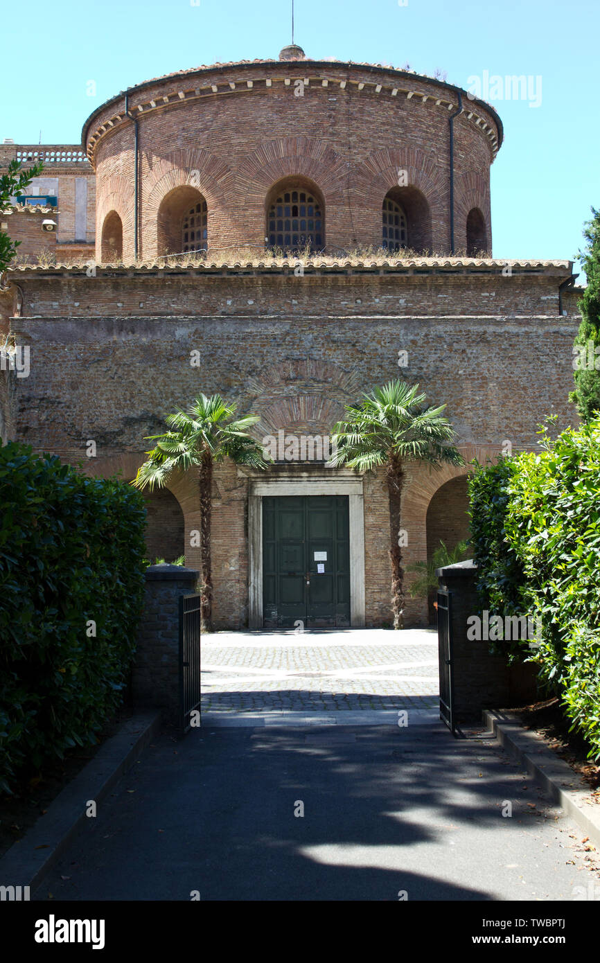 Blick auf das Mausoleum der kreisförmigen Form von Santa Costanza (4. Jahrhundert n. Chr.), Tochter von Konstantin I, ein Paradebeispiel der frühen christlichen Architektur Stockfoto
